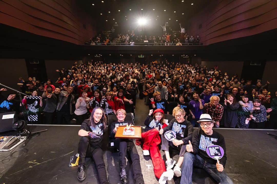 田村直美のインスタグラム：「Tenpack2023渋谷プレジャープレジャー ありがとうございました カメラマンの牛島さん(@ushizima)から集合写真届いたよ😆 みんな楽しそうだぁ✌️  みんなから誕生日のお祝いしてもらいはしゃぎすぎたわたしです　電車の時間などなど大丈夫だったかな  次はよしおさんの番　 そして、来年のTenpackもどうぞよろしくね」