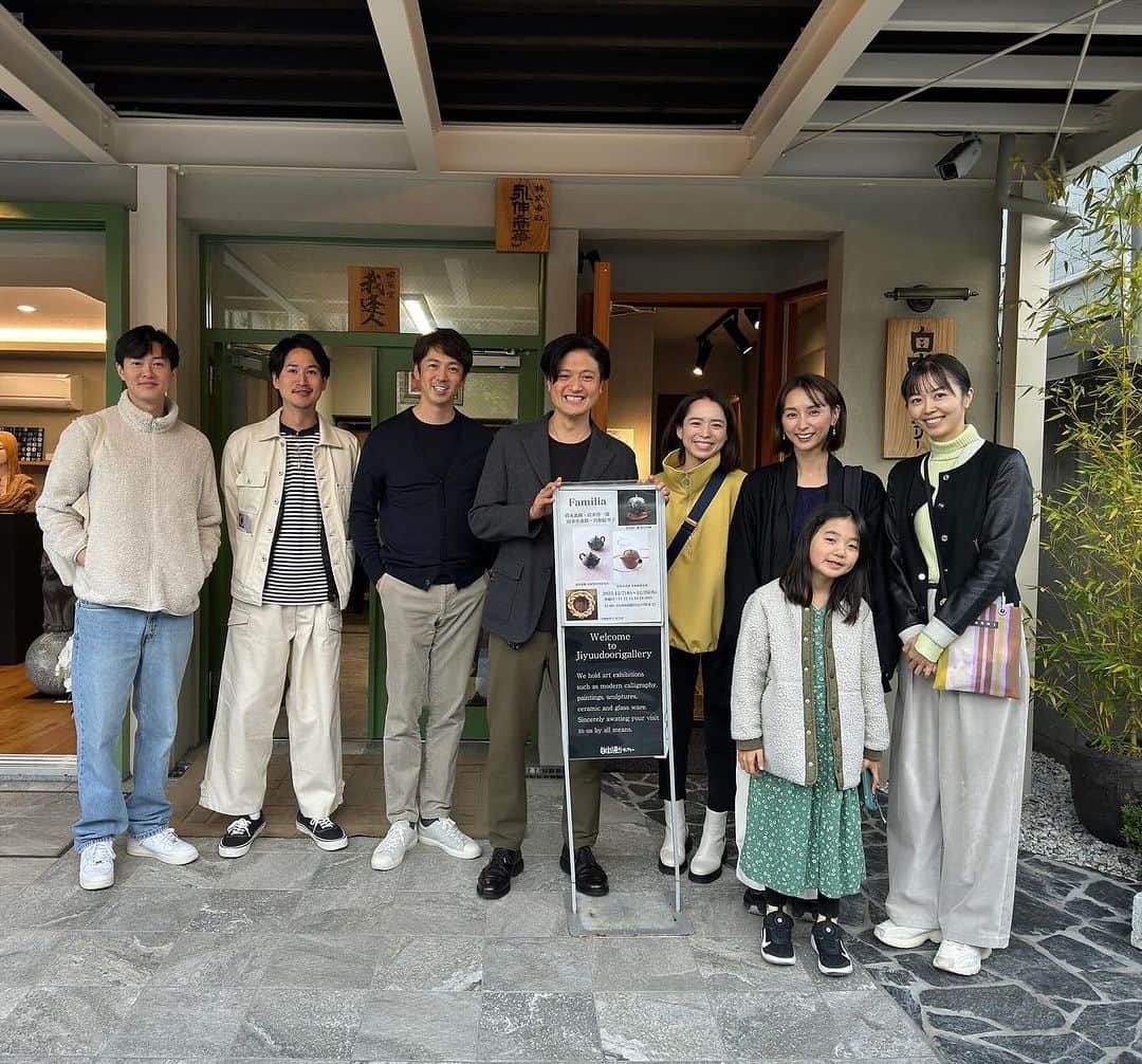 久保順子さんのインスタグラム写真 - (久保順子Instagram)「メンズモデルの大先輩で、 いつも面白いことばかり言う清水さんが こんな繊細な模様を描く、焼く、 器用な陶芸家だったとは🤩🫢🤩 しかもお父さま、お兄さま、その奥さま 清水ファミリーみんな芸術家でした❣️ (付き合い長いのに知らなかった🥹)  清水小北條　家族展 Familia お邪魔してきましたー😊😊 常滑焼きが、ほんっと、上品でモダンで素敵でした😍😍 自由通りギャラリー (〒152-0023 東京都目黒区八雲5-14-18) 12/7〜12/26(火)までやってます。 11時-18時(最終日のみ17時) 休廊日/11.12.13.18.19.20 お時間のある方は是非！  私たちにとって、馴染みのある常滑焼が芸術的で、また１つ地元を好きになりました🥰🥰  #清水小北條  #清水北條  #清水啓一郎  #曽根絵里子  #自由通りギャラリー」12月12日 16時46分 - kubojun86