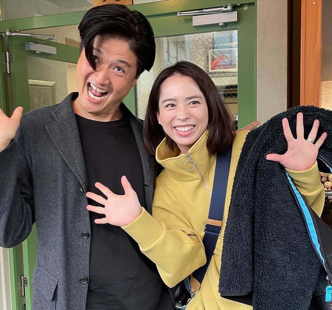 久保順子さんのインスタグラム写真 - (久保順子Instagram)「メンズモデルの大先輩で、 いつも面白いことばかり言う清水さんが こんな繊細な模様を描く、焼く、 器用な陶芸家だったとは🤩🫢🤩 しかもお父さま、お兄さま、その奥さま 清水ファミリーみんな芸術家でした❣️ (付き合い長いのに知らなかった🥹)  清水小北條　家族展 Familia お邪魔してきましたー😊😊 常滑焼きが、ほんっと、上品でモダンで素敵でした😍😍 自由通りギャラリー (〒152-0023 東京都目黒区八雲5-14-18) 12/7〜12/26(火)までやってます。 11時-18時(最終日のみ17時) 休廊日/11.12.13.18.19.20 お時間のある方は是非！  私たちにとって、馴染みのある常滑焼が芸術的で、また１つ地元を好きになりました🥰🥰  #清水小北條  #清水北條  #清水啓一郎  #曽根絵里子  #自由通りギャラリー」12月12日 16時46分 - kubojun86