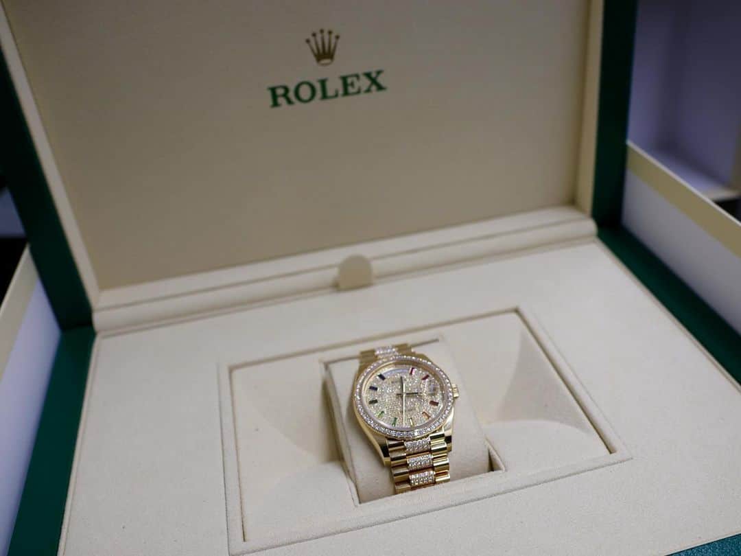 原口健飛さんのインスタグラム写真 - (原口健飛Instagram)「RISEのスポンサーでもある株式会社OURO様に年間スポンサー契約を結んでいただきました。 OURO様は時計をメインにブランド品の買い取り、 販売をしている会社です。  早速とんでもなくやばい時計をご提供していただきました🔥 【ROLEX デイデイト 36レインボーインデックス パヴェダイヤ】  改めて期待していただき本当に有難う御座います。 勝って結果で恩返ししていけるよう頑張ります！ まずは今週絶対に勝つので期待と応援宜しくお願い致します🤝  色々な商品を取り扱っているので興味ある方はDMからでもご連絡ください🔥  #原口健飛#rise #iskaworldchampion  #年間スポンサー契約#ouro #時計#ロレックス#デイデイト #rolex」12月12日 16時43分 - h_k_fft