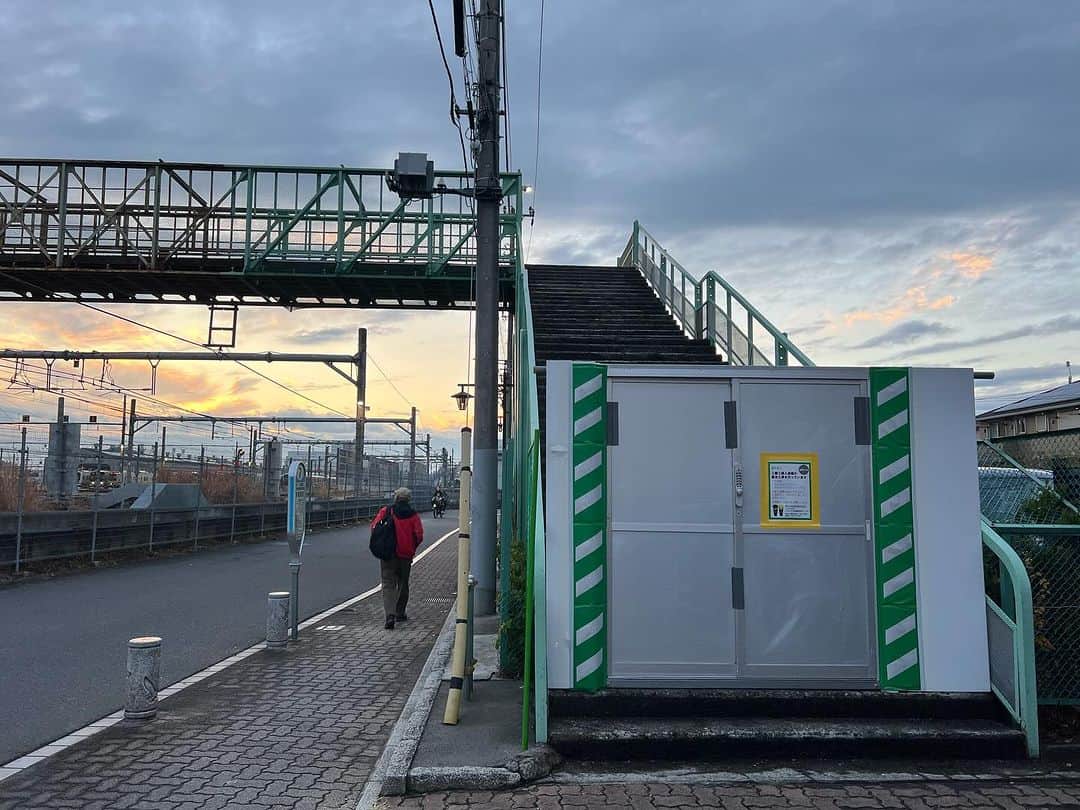 青木俊直のインスタグラム：「本日の三鷹跨線橋。 誰も渡らなくなった橋は何を想うのか。 そして久しぶりに堀合地下道をくぐる。 移動手段がチャリだった子供時代南浦の自宅から北口の模型屋トリオ商会や武蔵野市民プールに行く時はここを通ってたなー。」