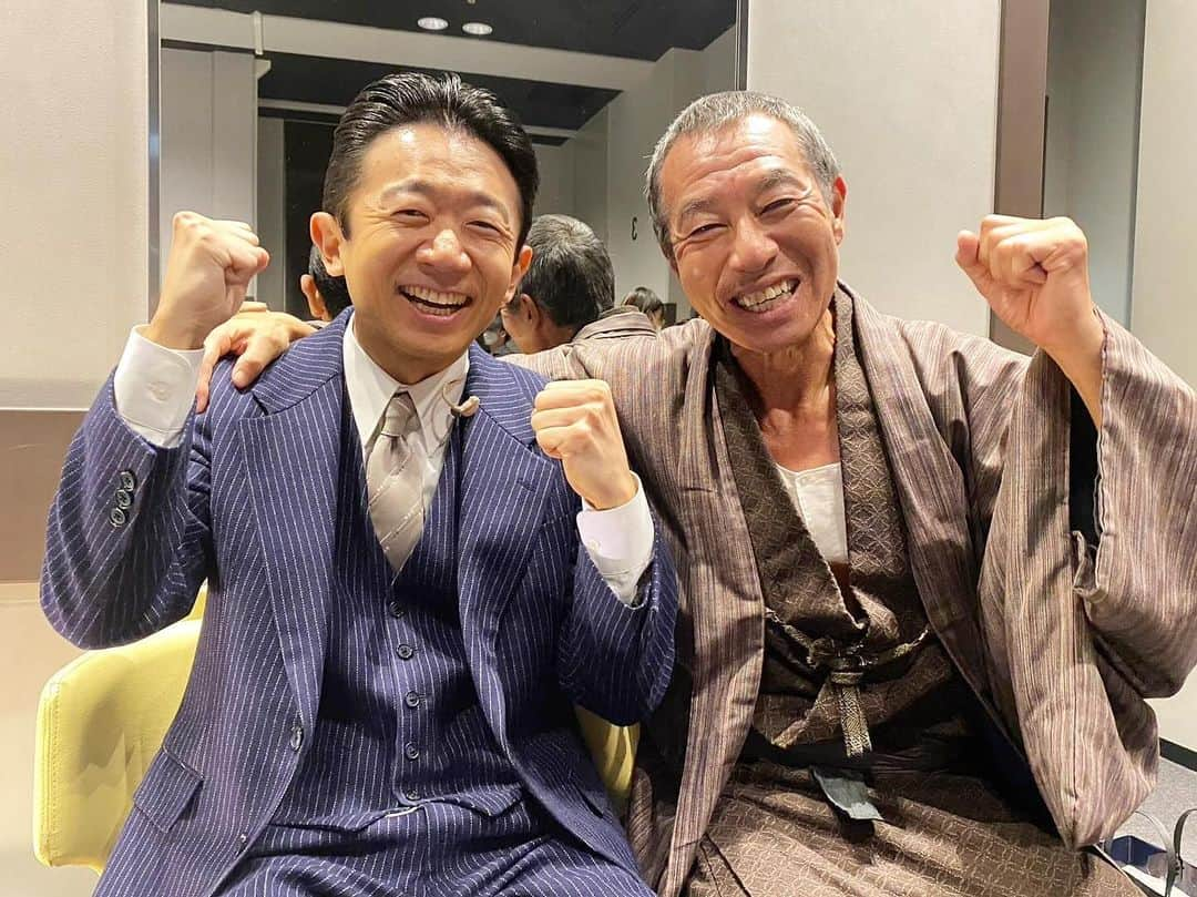 柳葉敏郎さんのインスタグラム写真 - (柳葉敏郎Instagram)「久々の共演でした！！  泣き虫だった大仏が…😭😭😭  立派な大人になったなー😆   スズ子の事、よろしく…😌✋🏻  ブギウギ引き続きお楽しみに！💃🏻  #朝ドラ #ブギウギ #えなりかずき さん #ホットドック」12月12日 16時44分 - toshiro_yanagiba_official