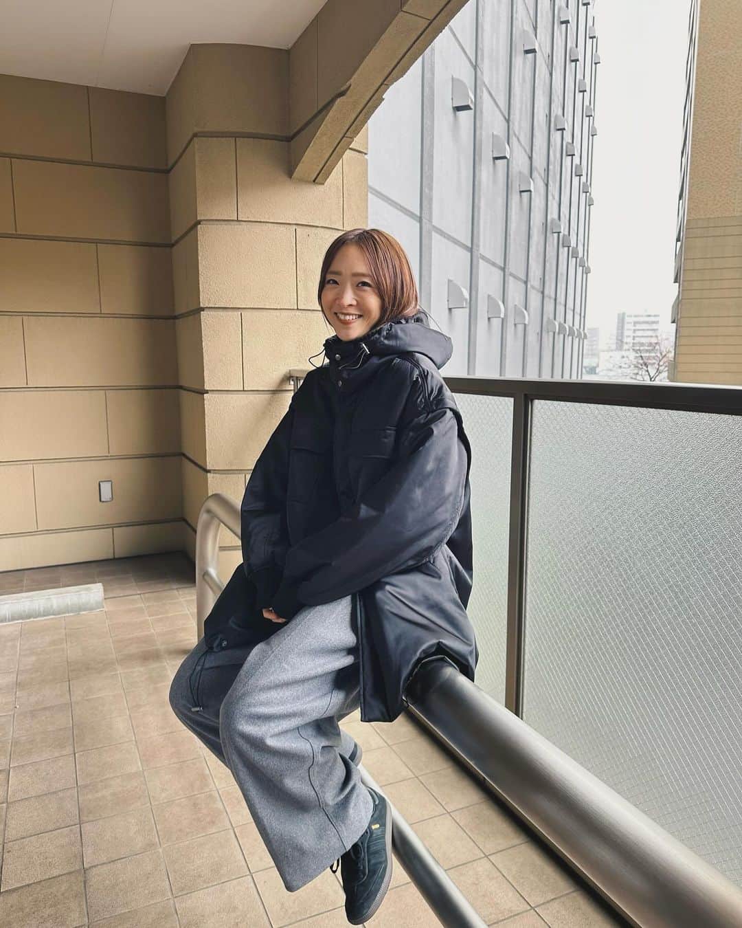 野尻美穂のインスタグラム：「やっと着れた @_nounless 🖤 丈長めのアウターは下開けて着ると、バランス良くなります。シャツと同じ感覚です☺️👌 宜しくお願いいたします。←誰w  #nounless  #ナウンレス」