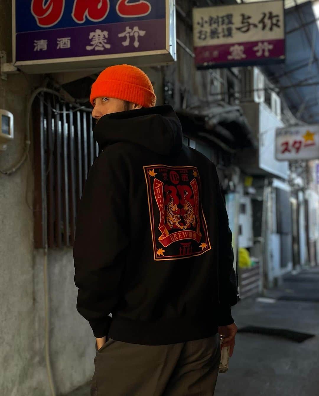 中村貴之さんのインスタグラム写真 - (中村貴之Instagram)「今年コラボさせて頂いた広島のクラフトビールメーカーIB BREWINGとのコラボフーディーができました！ @ibbrewing_japan  めちゃくちゃ美味しいビールを展開してるので是非チェックしてみてください！  フーディーの生地は肉厚でフードも大きくふっくら立つクオリティの高いボティとなってます。裏起毛で暖かく縮みにくい作りで長く着れるフーディーで本当におすすめです🙏 詳しいサイズ感をチェックしたい方は @brew_kikaku の方で各サイズの着こなし載せてます。  気になる方はプロフィールURLからBREW on line store へ🍺」12月12日 16時55分 - taka_brew