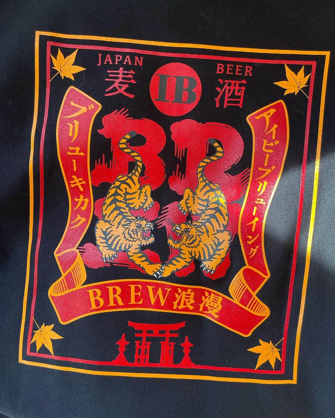 中村貴之さんのインスタグラム写真 - (中村貴之Instagram)「今年コラボさせて頂いた広島のクラフトビールメーカーIB BREWINGとのコラボフーディーができました！ @ibbrewing_japan  めちゃくちゃ美味しいビールを展開してるので是非チェックしてみてください！  フーディーの生地は肉厚でフードも大きくふっくら立つクオリティの高いボティとなってます。裏起毛で暖かく縮みにくい作りで長く着れるフーディーで本当におすすめです🙏 詳しいサイズ感をチェックしたい方は @brew_kikaku の方で各サイズの着こなし載せてます。  気になる方はプロフィールURLからBREW on line store へ🍺」12月12日 16時55分 - taka_brew