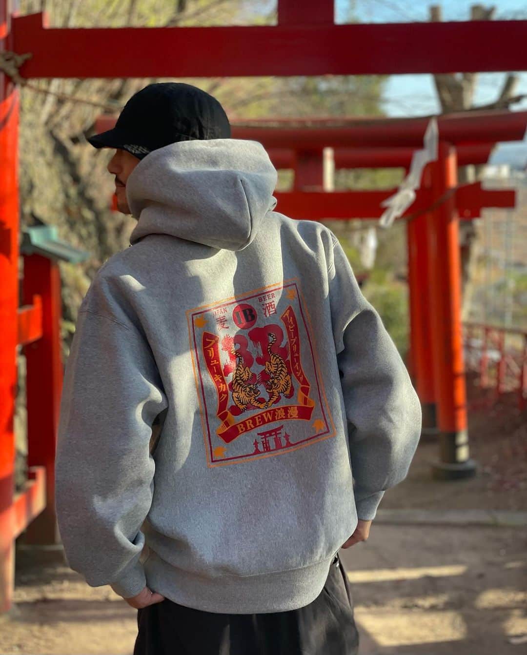 中村貴之さんのインスタグラム写真 - (中村貴之Instagram)「今年コラボさせて頂いた広島のクラフトビールメーカーIB BREWINGとのコラボフーディーができました！ @ibbrewing_japan  めちゃくちゃ美味しいビールを展開してるので是非チェックしてみてください！  フーディーの生地は肉厚でフードも大きくふっくら立つクオリティの高いボティとなってます。裏起毛で暖かく縮みにくい作りで長く着れるフーディーで本当におすすめです🙏 詳しいサイズ感をチェックしたい方は @brew_kikaku の方で各サイズの着こなし載せてます。  気になる方はプロフィールURLからBREW on line store へ🍺」12月12日 16時55分 - taka_brew