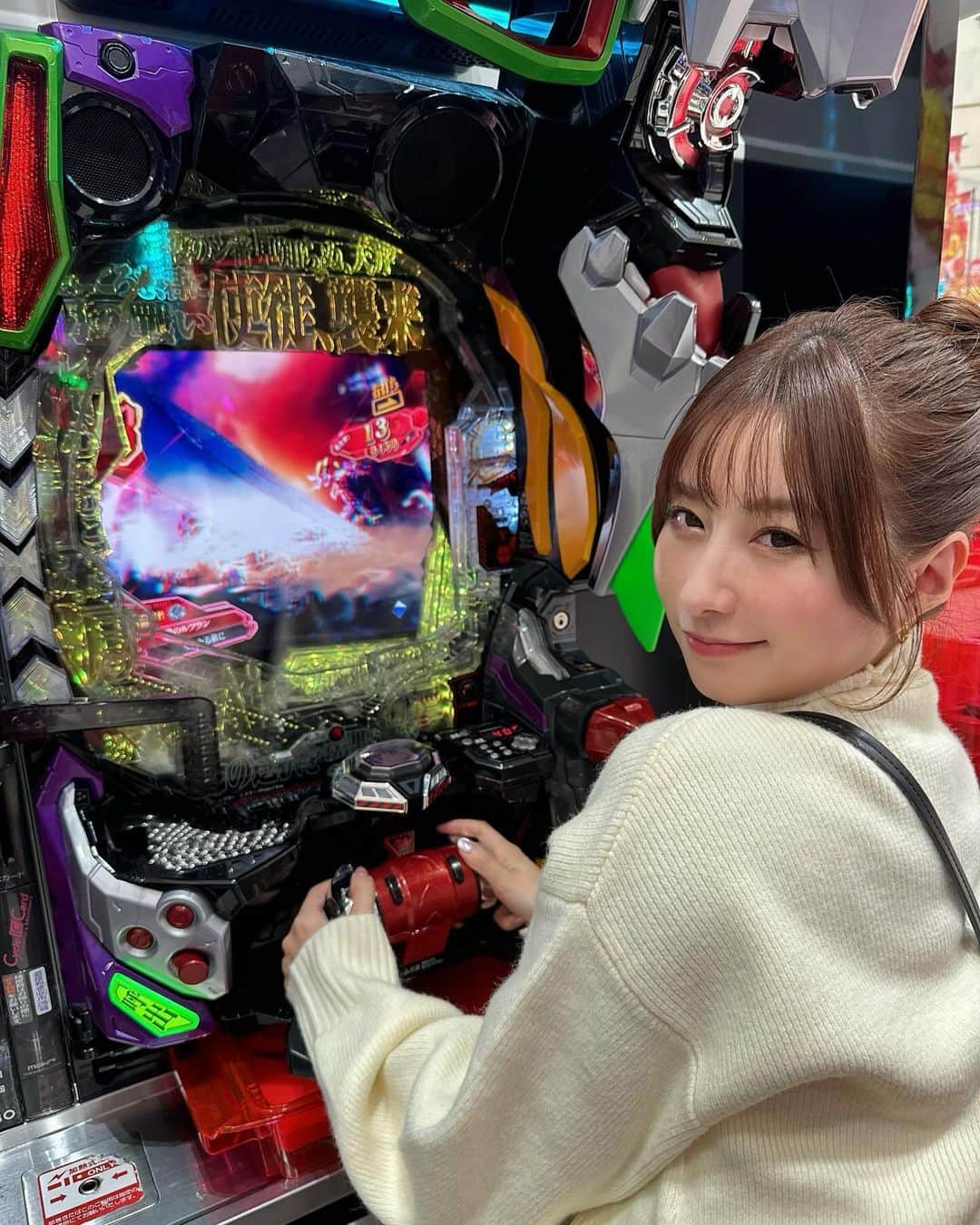 成瀬心美のインスタグラム：「💜  神奈川県座間市での 実践来店終わりましたよー❣️  平日でしたが 来てくださった皆様 ありがとうございましたっ💫  何か特別なことはできないか？ って事で 今日は少しいつもと違った形で 皆さんと触れ合えました🤭 楽しかった！  久々のがっつりな実践で わくわくして全然眠れなかったんだけど 今日は全くツキを持っていなかったみたい。笑  不甲斐ないー。 でも本当に楽しかった✨  まぁこれは今週末にしっかり 回収しますからよぉ😏✌️  お昼ご飯は、はま寿司に。  回転寿司って お寿司だけじゃなくて ラーメンとかもあって テーマパークみたいでワクワクするよね❣️  めちゃくちゃ食べて お腹ぽっこりで みんなにびっくりされました。笑　  その後お店に戻ったら 今日のお店様も 私のバンドの曲をお店中に流してくれてて ˗ˏˋ っっえー！？なんでー！？ ˎˊ˗ って大声出ちゃった🤣  本当に嬉しくて泣いちゃいそうだった、、 ありがとうございます❣️ ポスターも沢山☺️  そしてそんな私に ライブ行きます！って言ってくれたお兄さん達、、  楽しませますからね！1/8待っててね🎤  今日も最高な1日だった☺️  ありがとうねー！」