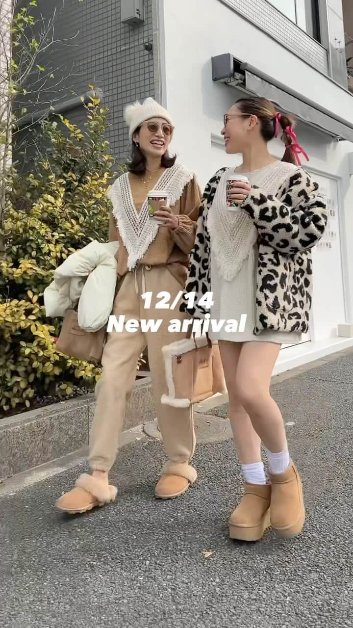 eiko kagamiのインスタグラム：「staff coordinate👯‍♀️  12/14 20:00-new in❤️ coming soon...🌙✨  ✔︎ Vフリンジぽこぽこチュニック ✔︎ warm裏起毛レギンス ✔︎ woolチェスターオーバーコート ✔︎ ナイロンセットアップ ✔︎ 袖クシュ リブニット ワンピース ✔︎ 重ね着風ふわもちニット ✔︎ サイドリボン中綿ダウンジャケット  —————————  " 海外ファッション "  海外カジュアル、ボヘミアン、ヒッピー、リゾートなど、 【海外ファッション】をお届け🌙✨  Overseas casual, bohemian, hippie, resort, etc. Delivering overseas fashion 🌙✨  ▼follow me♡▼ @sandlessmoon   —————————  #sandlessmoon #海外発送  #japanesebrand#japanesequality #tokyo #harajuku #kawaii #サンドレスムーン#大人ボヘミアン#ボヘミアン#カジュアルコーデ#ボヘミアンコーデ#ボヘジョ#リゾートコーデ#大人カジュアル#アラサーコーデ#アラフォーコーデ#ママコーデ #大人ファッション#海外ファッション#海外コーデ#海外ガール #韓国ファッション #韓国コーデ #韓国ファッションコーデ」