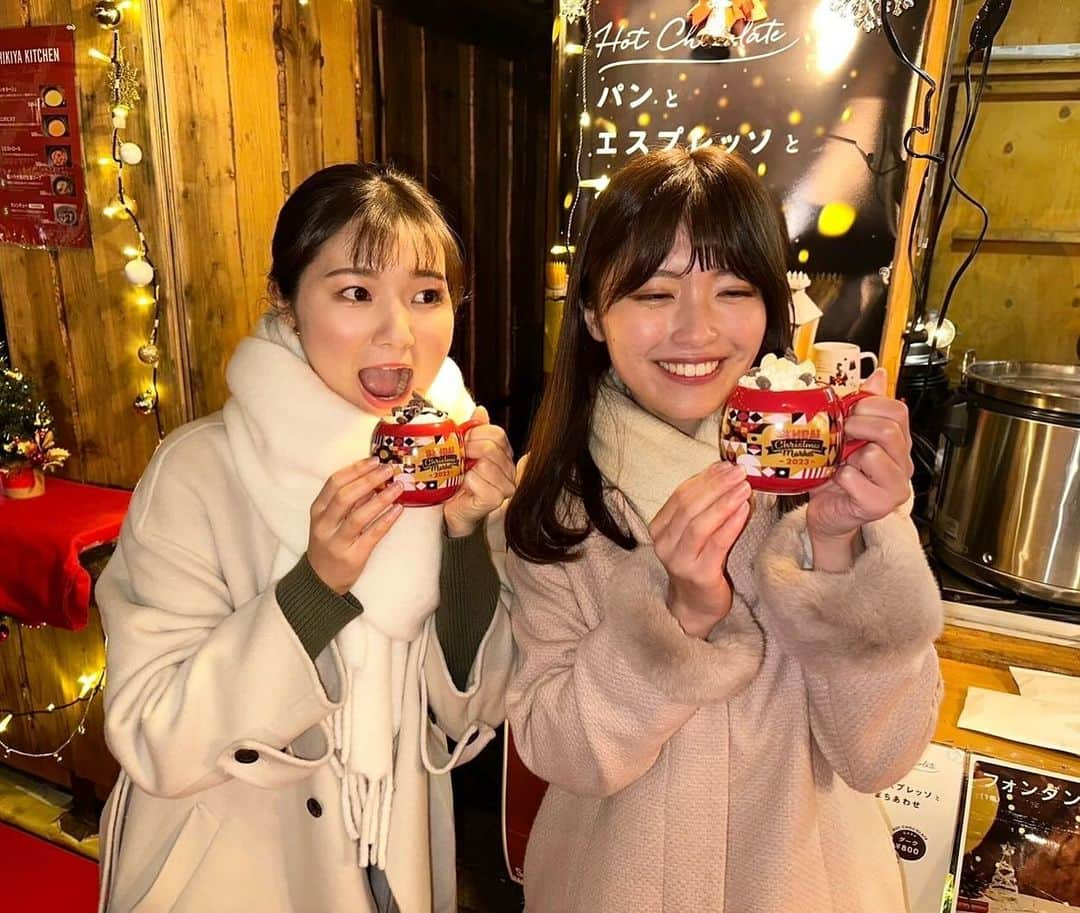 内田有香さんのインスタグラム写真 - (内田有香Instagram)「仙台クリスマスマーケット🎄 クリスマスツリー点灯式の様子を中継しました🎤  会場は雑貨やおいしそうな食べ物がならび クリスマスムードたっぷり🪅🍗  さて、8日(金)と22日(金)の19〜21時まで、 わたし内田サンタが会場にいます🧑‍🎄  \ぜひ遊びに来てくださいね〜/📣😊  場所:勾当台公園市民広場(仙台市) 期間:〜12/25  #仙台クリスマスマーケット #クリスマスイベント #クリスマスマーケット #イルミネーション #アナウンサー  放送後に気象予報士の琴葉ちゃんと📷☕️」12月12日 16時59分 - yuuka_uchida_