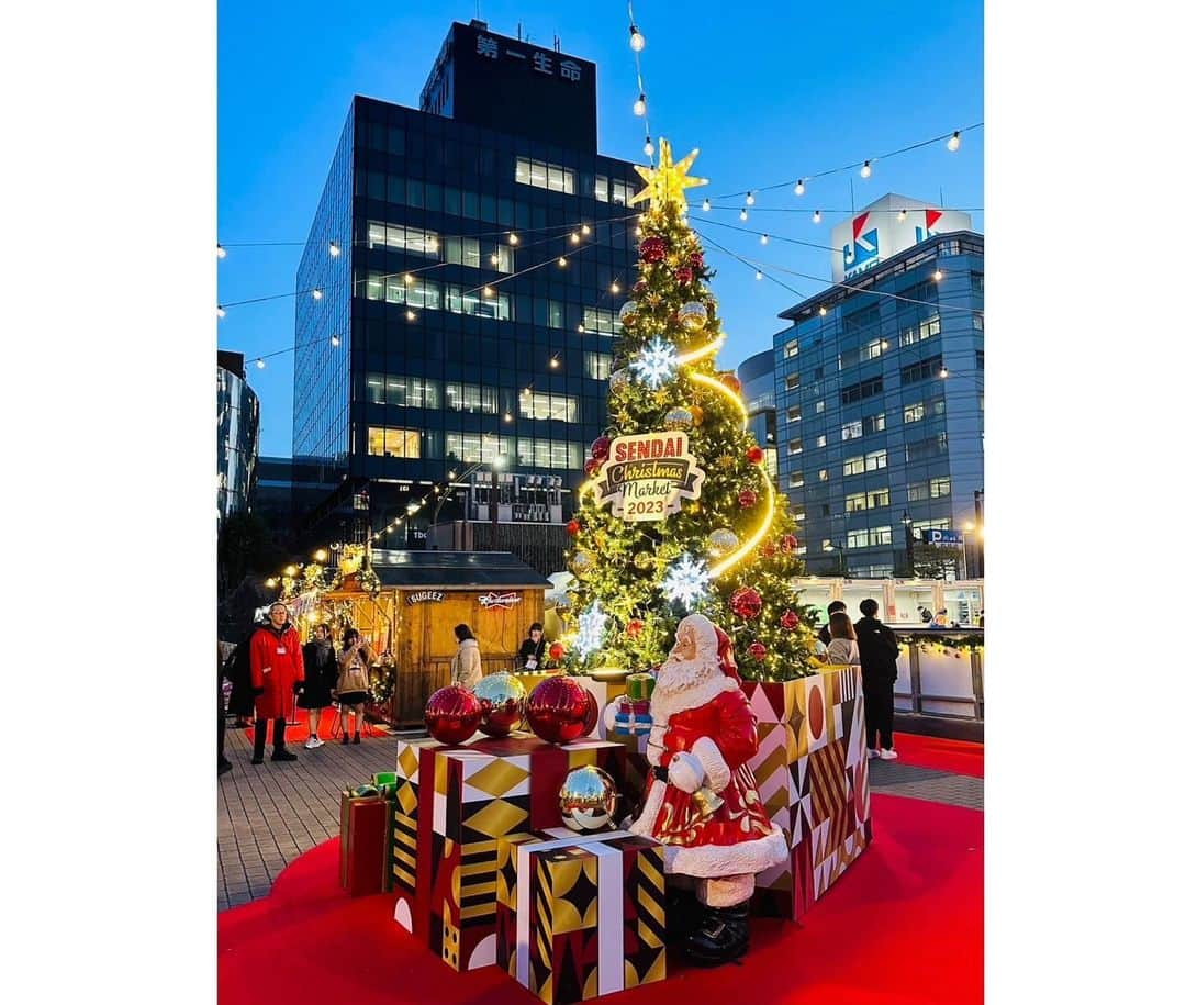 内田有香さんのインスタグラム写真 - (内田有香Instagram)「仙台クリスマスマーケット🎄 クリスマスツリー点灯式の様子を中継しました🎤  会場は雑貨やおいしそうな食べ物がならび クリスマスムードたっぷり🪅🍗  さて、8日(金)と22日(金)の19〜21時まで、 わたし内田サンタが会場にいます🧑‍🎄  \ぜひ遊びに来てくださいね〜/📣😊  場所:勾当台公園市民広場(仙台市) 期間:〜12/25  #仙台クリスマスマーケット #クリスマスイベント #クリスマスマーケット #イルミネーション #アナウンサー  放送後に気象予報士の琴葉ちゃんと📷☕️」12月12日 16時59分 - yuuka_uchida_