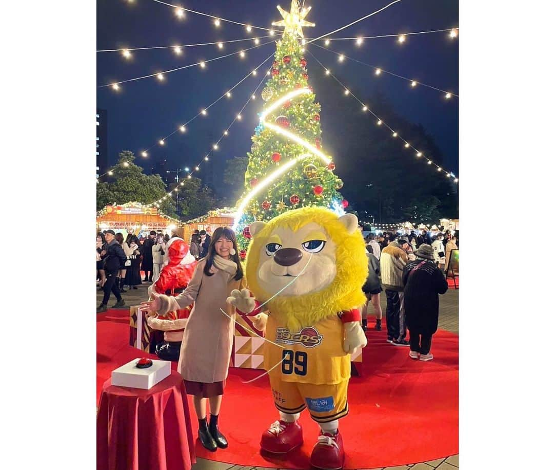 内田有香さんのインスタグラム写真 - (内田有香Instagram)「仙台クリスマスマーケット🎄 クリスマスツリー点灯式の様子を中継しました🎤  会場は雑貨やおいしそうな食べ物がならび クリスマスムードたっぷり🪅🍗  さて、8日(金)と22日(金)の19〜21時まで、 わたし内田サンタが会場にいます🧑‍🎄  \ぜひ遊びに来てくださいね〜/📣😊  場所:勾当台公園市民広場(仙台市) 期間:〜12/25  #仙台クリスマスマーケット #クリスマスイベント #クリスマスマーケット #イルミネーション #アナウンサー  放送後に気象予報士の琴葉ちゃんと📷☕️」12月12日 16時59分 - yuuka_uchida_