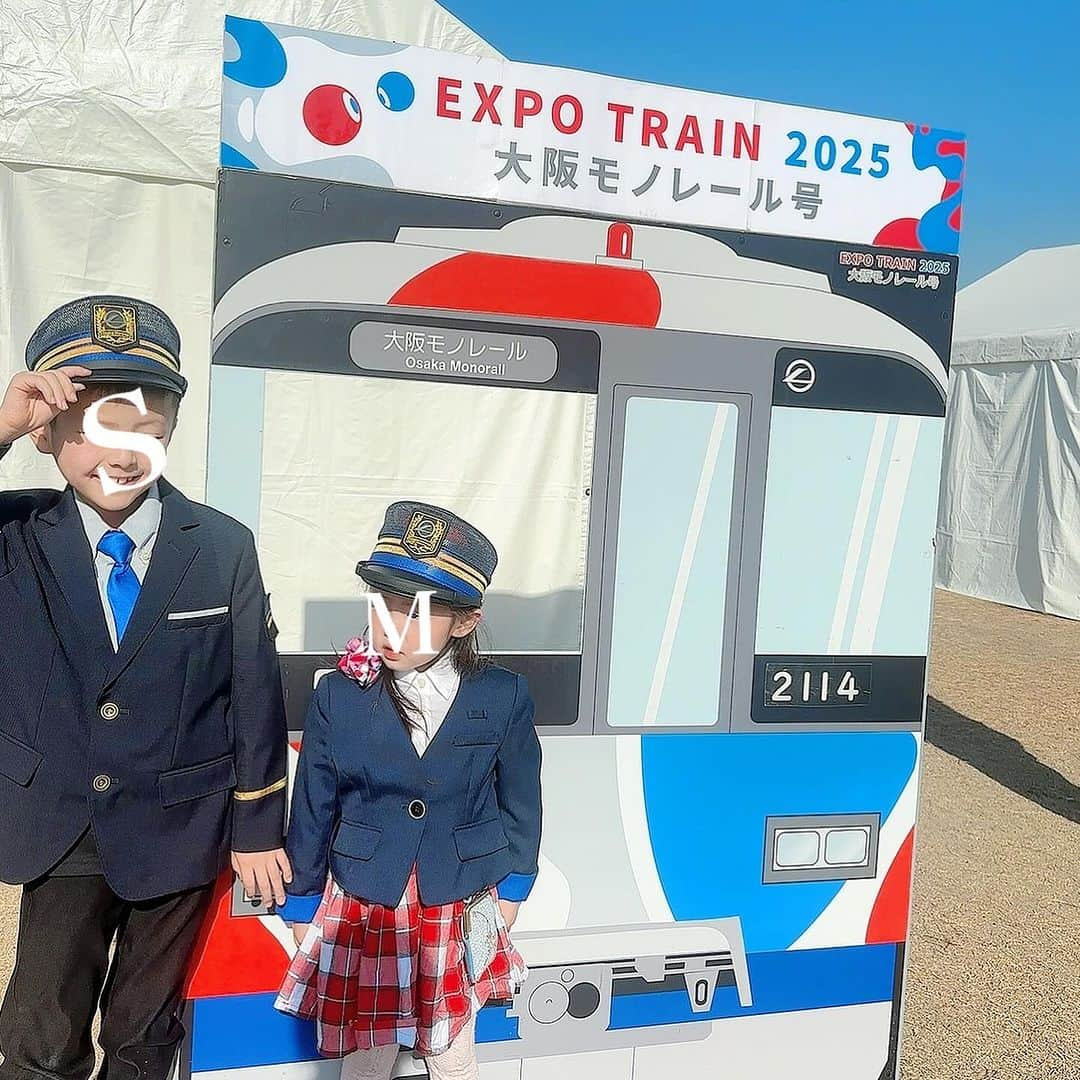 澤野井香里のインスタグラム：「#万博鉄道祭り2023 へ🚃✨ 全国から85社の鉄道会社が集結して、子鉄のSは終始興奮🤭  2人で#大阪モノレール 🚝の制服着せて頂いてパチリ^ - ^  この日のためにためてたお年玉🧧持ってきて、モノレールのプラレール 買ってウキウキしてたけどいつまでプラレールで遊ぶのー😇笑  12月だけど季節外れの暖かさで、#万博記念公園 気持ちよかったな＾＾  #ks_23✨ #ks_osaka✨ #大阪 #北摂 #万博記念公園 #こどもとおでかけ #男の子ママ #女の子ママ #ママライフ #ママリ #コドモノ  #7歳 #4歳 #👦🏻👧🏻 #S⭐️_ #M🍒_  #s⭐️m🍒 #🚃」