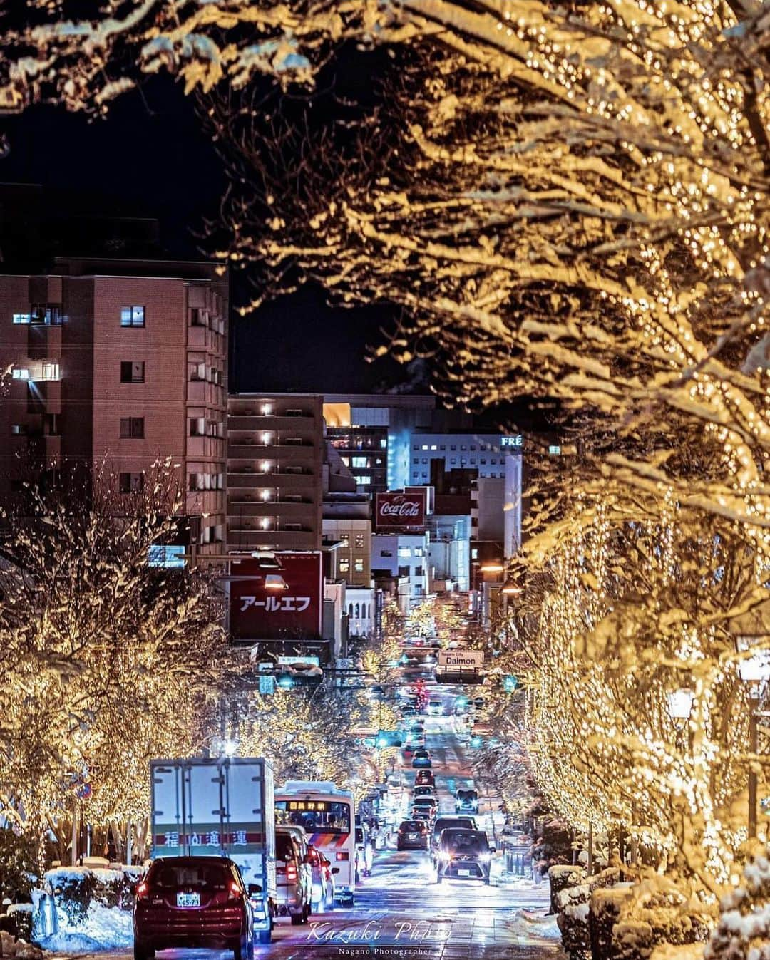 ?長野県 観光 公式インスタグラム のインスタグラム：「// Photo by @nagano_94  あたたかな光に誘われて 「表参道イルミネーション」 ＠長野市  長野市善光寺の表参道に続くイルミネーション✨️✨️  LEDの光が参道並木をあたたかく包み込み、 訪れる人々を楽しませてくれます💕✨️  澄んだ空気の中ゆっくりと散策してみるのはいかが？😀✨️ ＊) 開催期間2023年12月23日～2024年2月12日  ＝＝＝＝＝＝＝＝＝  Omotesando Illumination (Nagano City)  The trees along Zenkoji Temple’s Omotesando road are covered in strings of light, warmly illuminating the otherwise dark nights of winter.   Wouldn’t you like to take a walk up to Zenkoji Temple while enjoying these winter lights?  *The illumination will be held from Dec. 23rd, 2023 to Feb. 12th, 2024.  ＿＿＿＿＿＿＿＿＿　  Location / Nagano City , Nagano , Japan   #おうちでながの #長野のいいところ #表参道イルミネーション #長野市  ＿＿＿＿＿＿＿＿＿  🍁インスタアワード秋冬⛄作品募集中📷  #長野の列車旅秋冬 撮影場所(長野県内に限ります) をキャプションに入れて 応募期間（10/16～1/31）に投稿してください。 優秀作品に選ばれると 長野県特産品セットをプレゼント🎁」