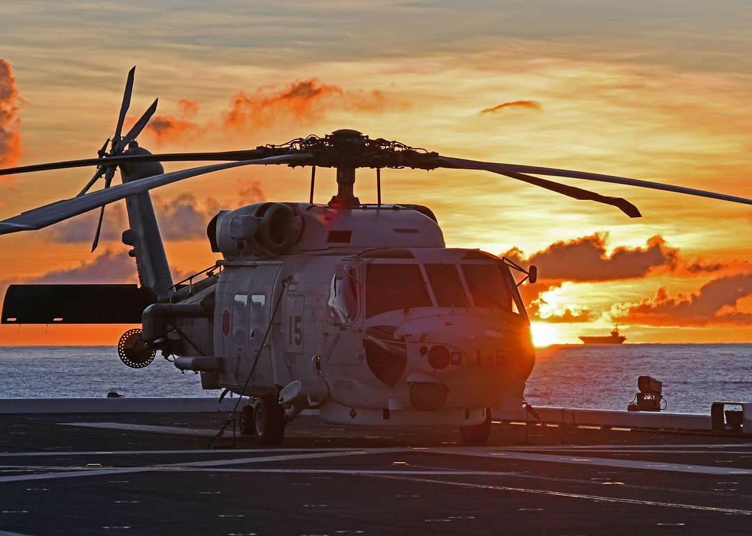 海上自衛隊のインスタグラム：「日没とともに 今日もお疲れ様でした。  #ひゅうが #ヘリコプター #日没 #24時間365日 #RonaldReagan #ここでしか見れない景色」