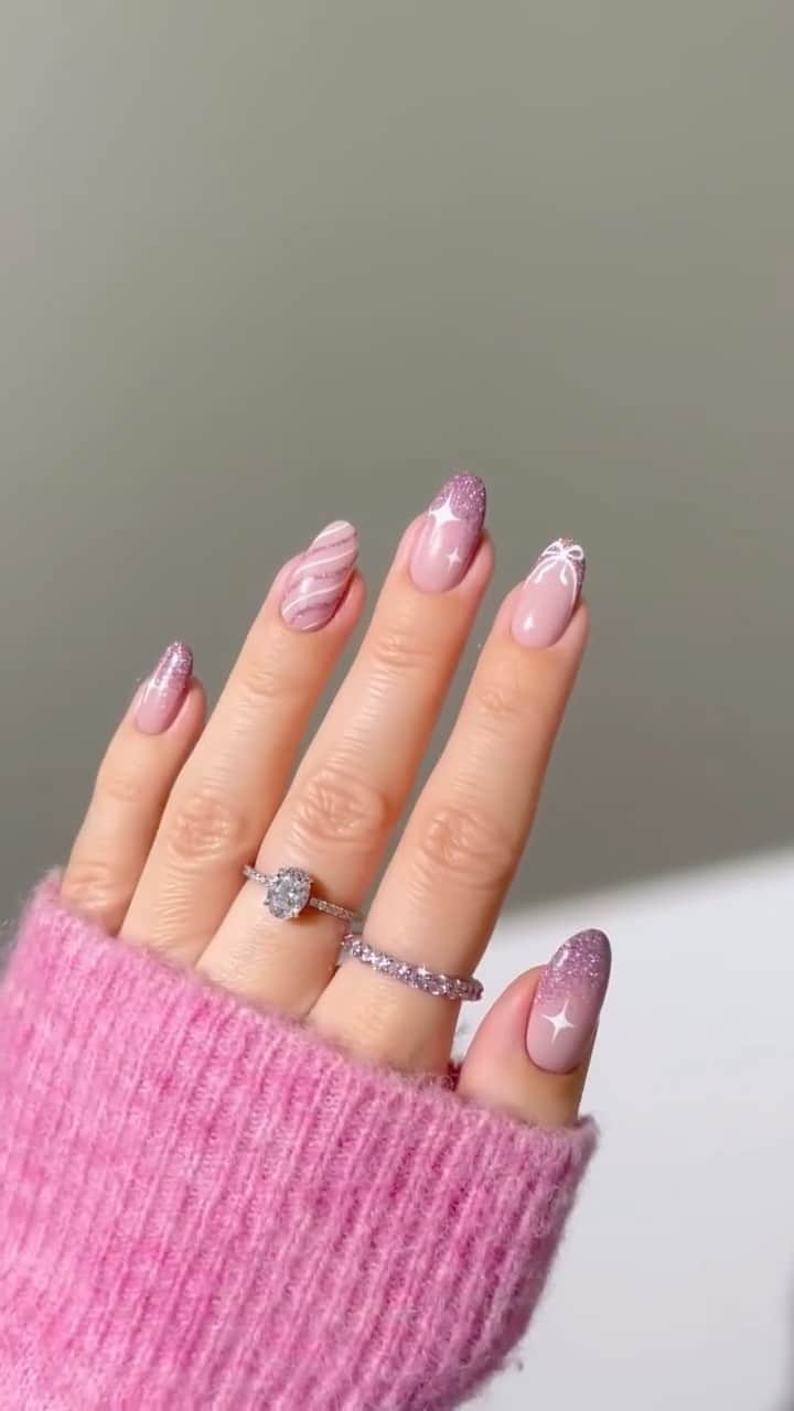 Public Desireのインスタグラム：「XMAS BARBIE 💅🏻💕 Christmas nails but make it Barbie edition 💖❄️  📸 @heygreatnails」