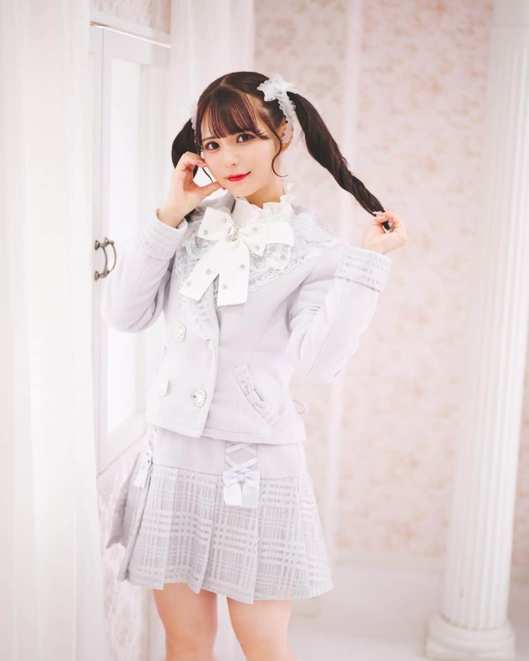 Ank Rougeのインスタグラム：「【press】  ♡Ank Rouge 2023 AW collection vol.6♡ 【 Diner♡Girl 】  公式通販サイトAilandにて公開中✨  ♡ ストーンリボンゴシックブラウス 価格 ¥13,200  ♡バックスピンドルセーラージャケット 価格 ¥16,500  ♡スピンドルレース重ねプリーツスカート 価格 ¥12,100  ♡フェザーリボンレースソックス 価格 ¥5,390  ♡ ツイードリボンシューズ 価格 ¥16,500  model▶︎桜井ひかるちゃん @hikarunroll_   #ankrouge」