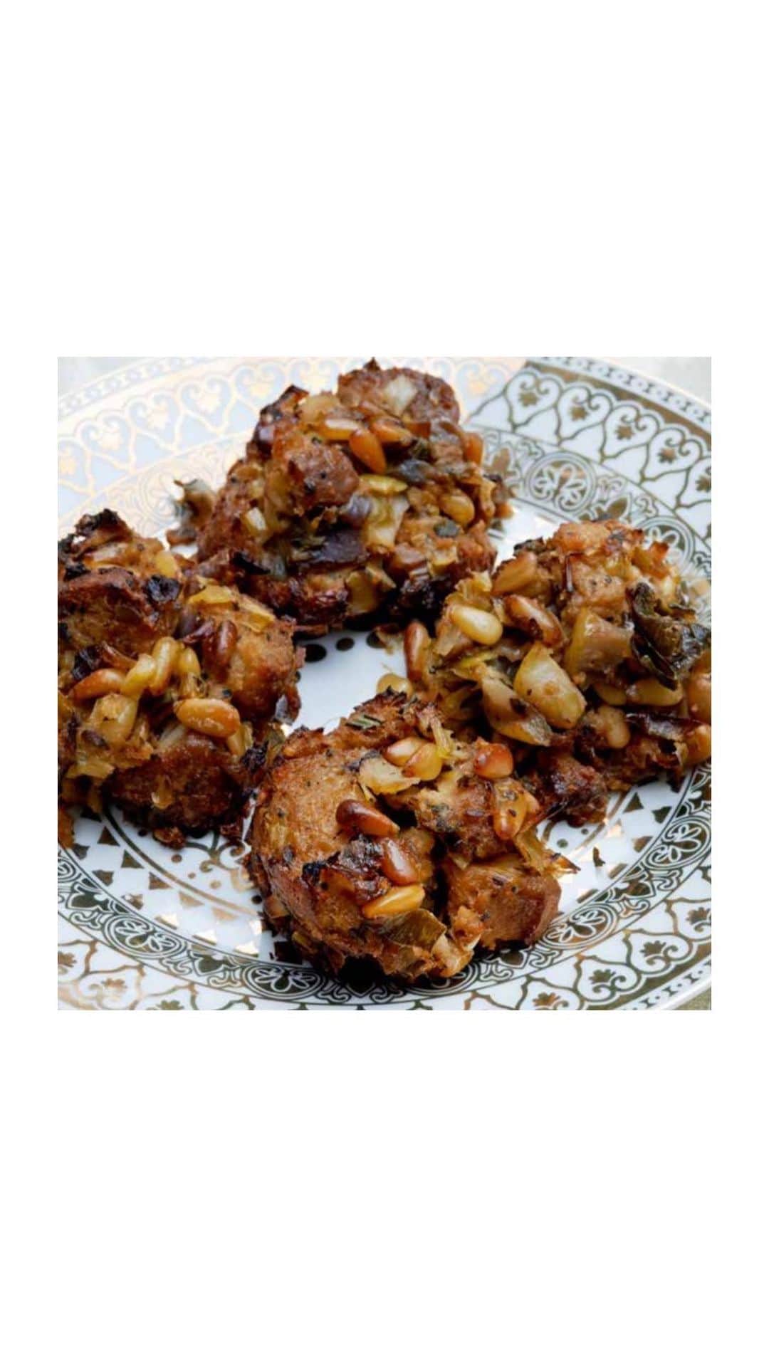 メアリー・マッカートニーのインスタグラム：「One of my favourite sides for any festive meal, I made this for a family dinner this weekend. You  prepare it in advance, which means you can eat and enjoy your time with family and friends without feeling rushed in the kitchen.   CELEBRATION STUFFING SERVES 6  INGREDIENTS 3 slices sandwich bread (approx. 120g), cut into 2.5cm cubes 100g vegan butter or 4 tablespoons olive oil, plus more for greasing the baking sheet 2 onions, finely chopped 1 leek, trimmed and finely chopped 2 sticks celery, finely chopped 1/2 pear, cored and chopped small 1 tablespoon finely chopped rosemary 2 tablespoons finely chopped sage 1 tablespoon finely chopped parsley 100g pine nuts 250ml vegetable stock freshly ground black pepper, to taste sea salt, to taste  METHOD Preheat the oven to 180°C/gas mark 4. If making balls of stuffing, lightly grease a baking sheet.   In a large, heavy-bottomed pan, melt the butter or heat the oil over a medium to low heat. Add the onions, leek, celery and pear and sauté until softened and golden. Mix in the cubed bread cubes, the herbs and pine nuts, and season with black pepper and sea salt to taste. Stir in the vegetable stock, and allow it to thoroughly soak in.  Scoop up 1 dessertspoonful of stuffing at a time, then mould it into a ball and place on your prepared baking tray. Or, if baking in one piece, simply press the stuffing mix gently into your prepared baking dish.  Bake the stuffing for 30 minutes until crisp and golden on the outside, but still soft on the inside.  #marymccartneyservesitup  #vegetarianchristmas #veggiechristmas」