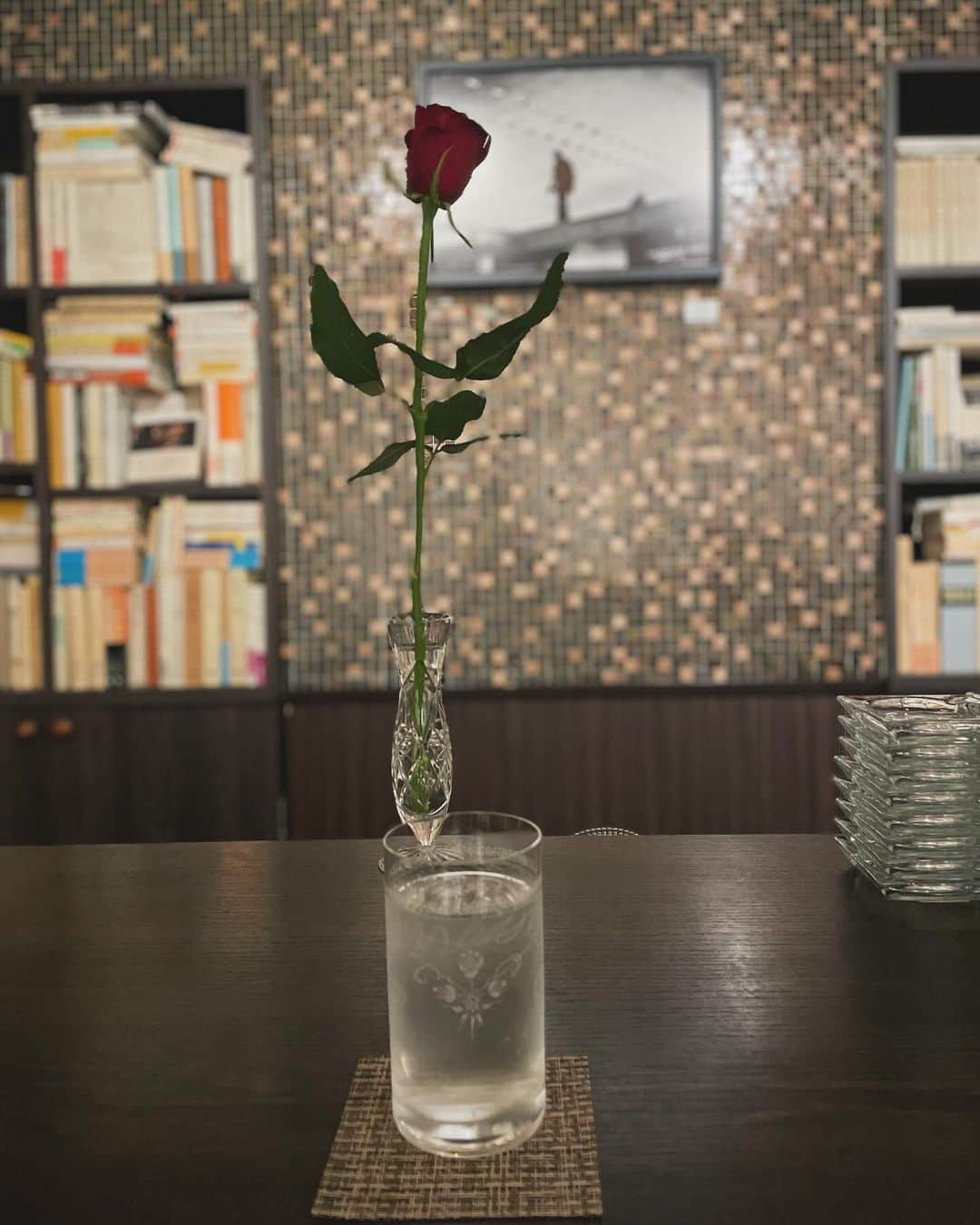 小橋めぐみのインスタグラム：「撮影後に、一杯。 古本とクラシックとバラとお酒の、ひそやかなひと時。  #water」