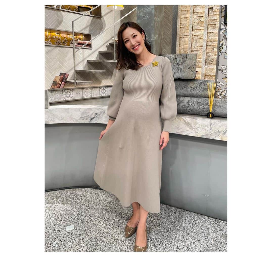 小澤陽子さんのインスタグラム写真 - (小澤陽子Instagram)「🌼  シンプルな衣装には、こんな感じで ピアスと合わせてブローチを付けてくれます🪽🤍  (前髪は伸びてくると、この必殺ねじねじ✄)  #正面からはあんまりわからないんだけど #だいぶ分厚み出てきたね #神秘的 #毎日一緒にがんばってくれてありがとう👶🏻 #楽ちん #妊婦コーデ #いつもARIGATO☻ #スタイリストさん  #週刊プライムオンラインＳ #BSスーパーKEIBA」12月12日 17時11分 - yoko.ozawa729