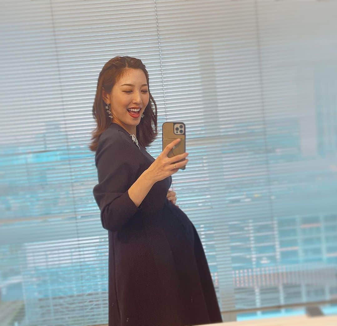 小澤陽子さんのインスタグラム写真 - (小澤陽子Instagram)「🌼  シンプルな衣装には、こんな感じで ピアスと合わせてブローチを付けてくれます🪽🤍  (前髪は伸びてくると、この必殺ねじねじ✄)  #正面からはあんまりわからないんだけど #だいぶ分厚み出てきたね #神秘的 #毎日一緒にがんばってくれてありがとう👶🏻 #楽ちん #妊婦コーデ #いつもARIGATO☻ #スタイリストさん  #週刊プライムオンラインＳ #BSスーパーKEIBA」12月12日 17時11分 - yoko.ozawa729