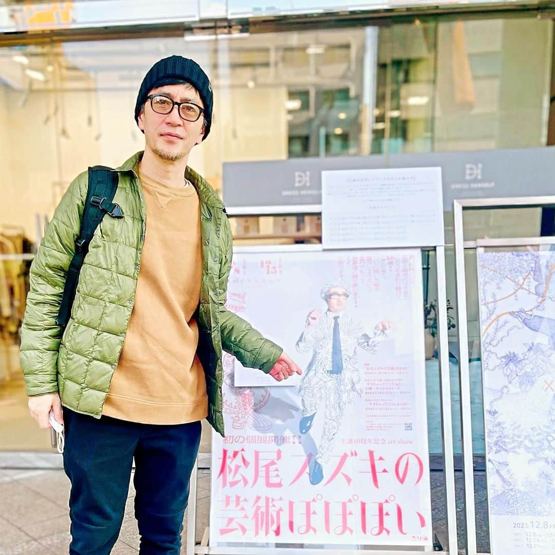 オクイシュージのインスタグラム：「年が明けたら当面はフル稼働となるスケジュールなので今のうちに健康診断と朝イチで飲んできた胃カメラ。鼻から。 「はい力抜いて〜」と何度も言われる。 ビビってんだよこっちは！ ビビり終えたその足でスパイラルホールへ。 松尾スズキさんの初個展「芸術ぽぽぽい」。 ちょっと想像を遥かに超える絵の数々に こっちはこっちでビビった。 「うぉマジか」「すご？！」「なんてこった」と 絵から執念すら感じた。 音声解説なども松尾さんならではのサービス精神に溢れており 個展という空気に不慣れな自分にも敷居の高さを感じさせないところもありがたく。 イベントが中止になってしまったのは残念過ぎるのだけど 個展はとにかくスゲエのひとこと。 終わっちゃう前に見たほうがいいよ。 ビビり疲れた１日となった。」