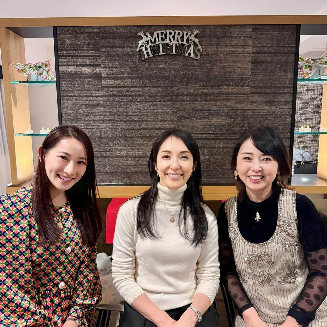 牛窪万里子さんのインスタグラム写真 - (牛窪万里子Instagram)「昨日は弊社株式会社メリディアンプロモーションの忘年会でした！今年の会場はホテルニューオータニでした。  新メンバーの野口みほさん、宍戸真詩美さんも加わり、さらに女優で脚本家の岩瀬顕子さんも駆けつけてくれました！今年は一層華やかな会に💕  来年も良い年になりそうです！引き続き宜しくお願い致します。  #忘年会 #アナウンサー #アナウンサー事務所」12月12日 17時15分 - mariko_ushikubo