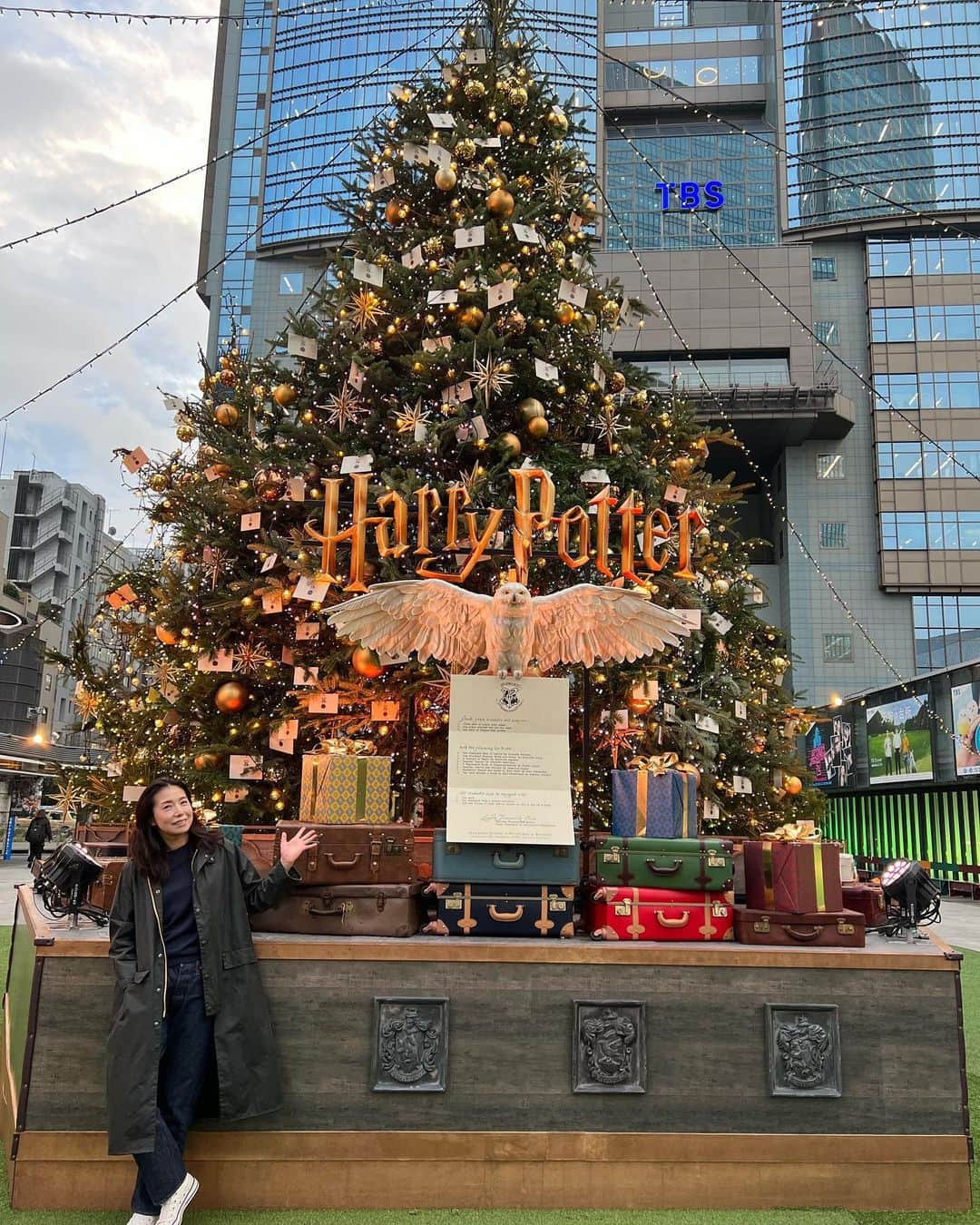 高橋ひとみのインスタグラム：「ハリー・ポッターのクリスマスツリー🎄 赤　黄　青　緑に変わります🧑‍🎄 @hpstagetokyo  🧥: @barbourjapan #barbourjapan #barbour  👖: @resolute_japan #resolute」