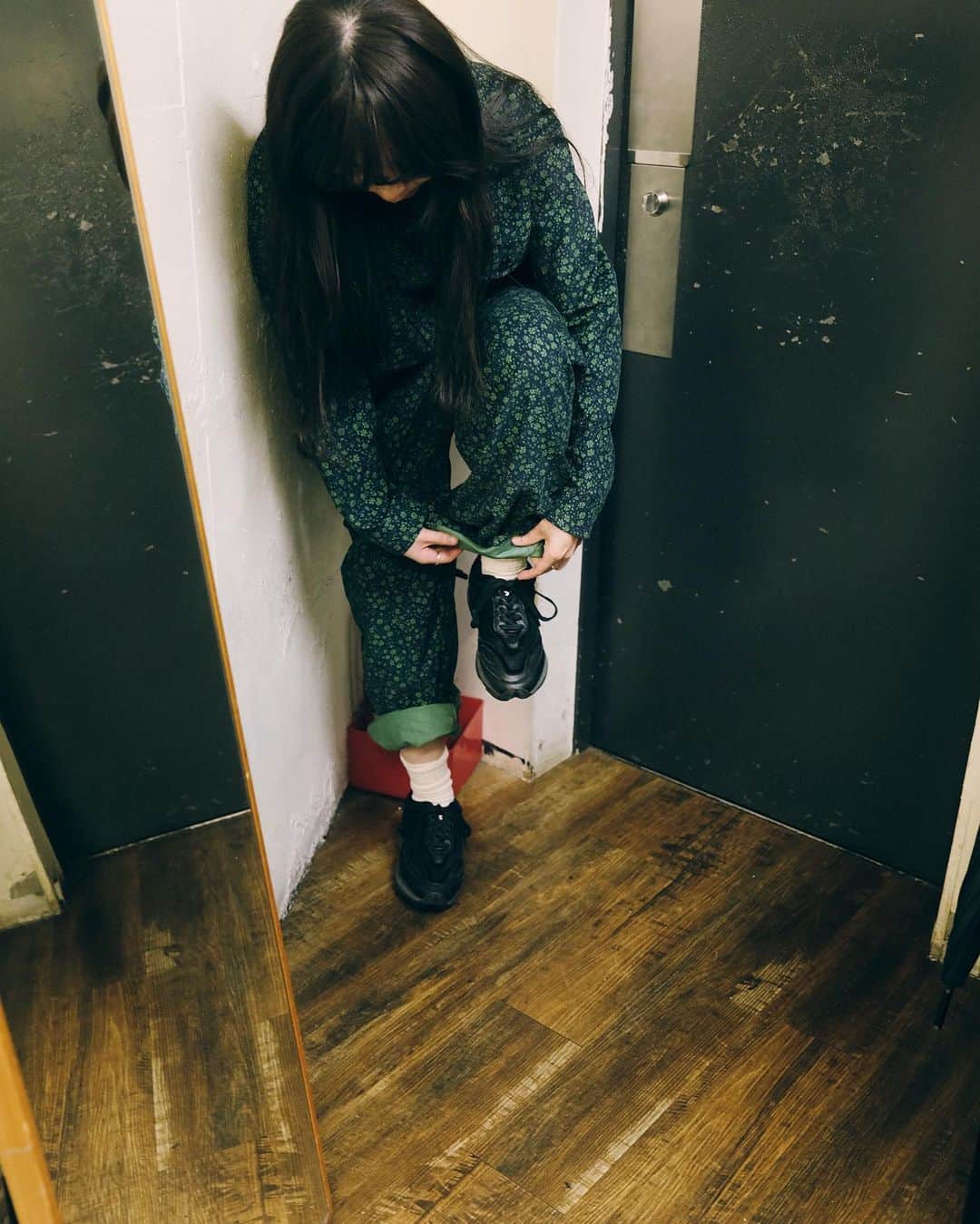 菊池亜希子さんのインスタグラム写真 - (菊池亜希子Instagram)「ボイラースーツ、メイちゃん @mei_ehara も着てくれました✨メイちゃんグリーンとても似合ってる😌🌲  グリーンとホワイト、印象が全然違うのだけど、みんなそれぞれピタッと似合う色を選んでくれるのがとても嬉しい。  ヤーモのつなぎは、サイズ展開があるからノッポも着れて嬉しやなのだけど、小柄な子がダボっと着てるのって本当にかわいい。。永遠に憧れます🥲✨  中学生の頃仲良かった女の子が、すごく小柄で。 150センチないぐらいだったかなー。並んで歩くとデコボコとよく言われてた。彼女はよくチャンピオンのスウェットをだぼっと着ていて、それがすごくこなれてオシャレに見えたんだよね。自分が着ると、なんかフツーの男子って感じになっちゃって（フツーの男子のなにが悪いんだって話ですが🥲）。メイちゃんに会うと、その子を思い出す。小柄で色白で、音楽好きのあの子。元気かな〜。  写真📷✨は新家さん @1998.1oo4  ありがとうございます😊」12月12日 17時16分 - kikuchiakiko_official