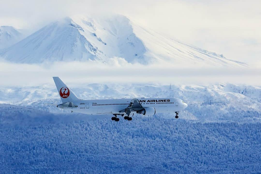 JALさんのインスタグラム写真 - (JALInstagram)「. 壮大な #大雪山旭岳 と ボーイング767のコラボレーション✈ #DramaticDecember . . Photo by @tsair.ig Post your memories with #FlyJAL  #JapanAirlines #JAL #airplane #✈︎ #旭川空港 #山岳写真 #冬 #冬の景色 #空の旅 #フライト #飛行機 #飛行機写真 #飛行機撮影 #飛行機のある風景 #飛行機のある空 #飛行機好き #鶴丸 #空港 #旅行 #日本航空」12月12日 17時30分 - japanairlines_jal