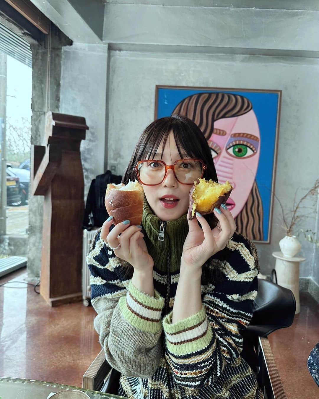 本田翼さんのインスタグラム写真 - (本田翼Instagram)「🧅 韓国にパンやドリンクがおいしい『onion』というcafeがあるのですが、縁あって本社に招待して頂きました🐾 そこでは原点となるコーヒーやお茶、 特別なドリンクだったりとたくさん試飲させて頂きました🧃 焼きたてのパンと焼き芋も頂きまして とても素敵で優雅な時間を過ごすことができました😮‍💨 カフェの方にあるチョコパンが大好きなのですが 今回ダイエットしてるタイミングで食べられなかったので 次こそは食べたい🤤 (この日はダイエット終了してたのて食べる事ができました🤤） #onion #韓国旅」12月12日 17時22分 - tsubasa_0627official