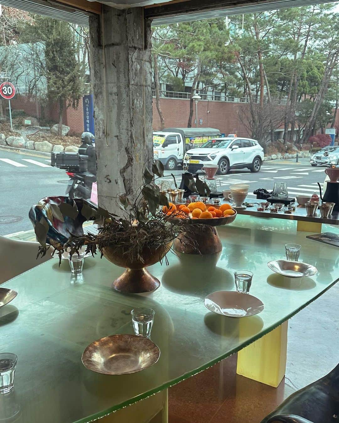 本田翼さんのインスタグラム写真 - (本田翼Instagram)「🧅 韓国にパンやドリンクがおいしい『onion』というcafeがあるのですが、縁あって本社に招待して頂きました🐾 そこでは原点となるコーヒーやお茶、 特別なドリンクだったりとたくさん試飲させて頂きました🧃 焼きたてのパンと焼き芋も頂きまして とても素敵で優雅な時間を過ごすことができました😮‍💨 カフェの方にあるチョコパンが大好きなのですが 今回ダイエットしてるタイミングで食べられなかったので 次こそは食べたい🤤 (この日はダイエット終了してたのて食べる事ができました🤤） #onion #韓国旅」12月12日 17時22分 - tsubasa_0627official