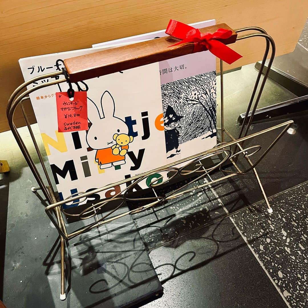 銀座 蔦屋書店さんのインスタグラム写真 - (銀座 蔦屋書店Instagram)「【開催中】X'mas 2023 MOOMINとmiffy  絵本の世界で多くの人に愛されている、ミッフィーとムーミン。  フェア台では彼らの書籍やグッズと、スウェーデンやオランダなどのヴィンテージ家具とを組み合わせたディスプレイも行っています。 これらの家具はもちろん、店頭にてお求めいただけます。 （画像2〜5枚目）  もうすぐ冬本番。お部屋にデザインのぬくもりを取り入れてみませんか？  【フェア概要】 2023年の銀座 蔦屋書店のクリスマスでは、絵本の世界で多くの人に愛されているMm（MOOMINとmiffy）にフォーカスしたフェアを開催致します。   MOOMINの作者は、トーベ・ヤンソン。 miffyの作者は、ディック・ブルーナ。  それぞれの作者とMmに関する書籍を中心に、そこから生まれたグッズも展示販売致します。美しいシンプルなラインに縁取られている事以外にも多くの共通点がある一方、異なる点も多く持つMとm。両者を合わせてご覧頂く事で、新しい発見があるかもしれません。   Mm GINZAフェアをどうぞお楽しみください。   ■MOOMIN 白くて丸々として、大きな鼻をもつムーミン族の男の子であるムーミントロール。作者は、スゥエーデン系フィンランド人の作家、画家、イラストレーターのトーベ・ヤンソン。ムーミントロールは、好奇心旺盛で、勇気があり、優しくて素直な性格。たまに、考えすぎてしまうことがあり、さみしがりやでナイーブな一面も。最初に登場する小説第1作『小さなトロールと大きな洪水』ではまだ小さな子供だが、家族や個性的な友人達と暮らす中、次第に成長していく様子が物語を通じて描かれてゆく。   ■miffy オランダの絵本作家・グラフィックデザイナーのディック・ブルーナ氏が描いた絵本の主人公。小さなうさぎの女の子であるミッフィーは、正直で純真で勇気があり、いつも新しいことに興味津々。家族や友人と繰り広げるあたたかい物語は、世界中の人々に愛され続けている。」12月12日 17時23分 - ginza_tsutayabooks