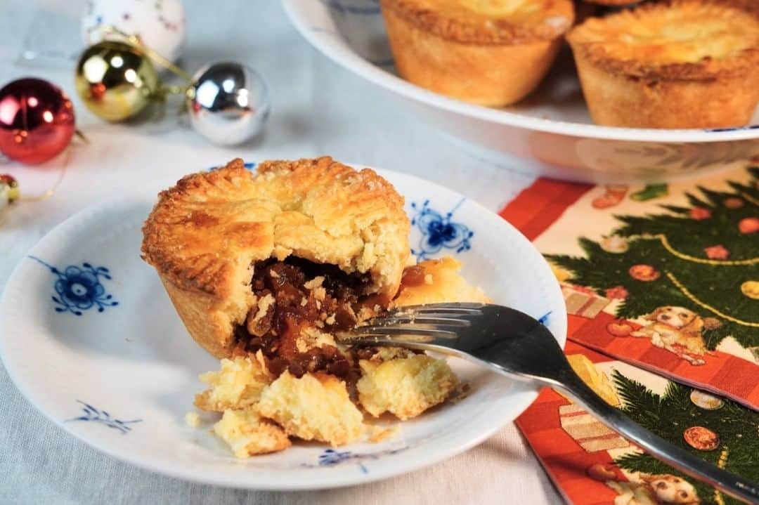 The Japan Timesのインスタグラム：「While shortcake and stollen tend to make an appearance in Japan during the festive season, it’s a little rarer to see mince pies on the country’s shelves.  But it's easy to make them at home. This unique take on mince pies uses a combination of fresh and dried fruit with a refreshing zing from yuzu citrus. This recipe's pie dough also uses sugar and egg for a more biscuit-like crust and cake flour that is more readily available in Japan. Get the full recipe with the link in our bio.  📸: Cassandra Lord  #japan #japanesefood #japanesecooking #cooking #baking #mincepies #yuzu #recipe #recipes #japantimes #日本 #日本料理 #料理 #ミンスパイ #製菓 #甘いもの #デザート #レシピ #ジャパンタイムズ #🥧」