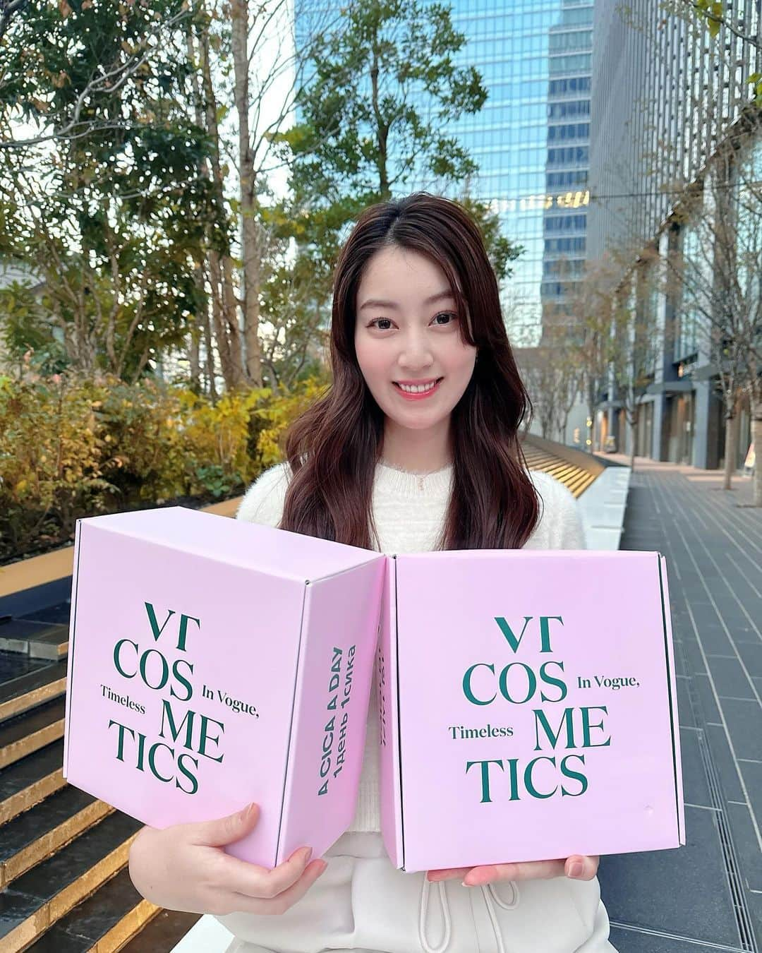 松原伊予菜さんのインスタグラム写真 - (松原伊予菜Instagram)「'  @vtcosmetics_japan @vtcosmetics_spot さんから、クリスマスプレゼントが届きました🎅🏻🎄🎁  @vtcosmetics_review メッセージカードまで入っていてVTさんの 粋な計らいにワクワクしました〜💖 ありがとうございます🥹💌  また、商品レビューしたいと思います🫶🏻📝  #PR #VT#1日1cica#シナジーライン#トナー#トナーパット#フォームクレンザー#毛穴悩みケア#肌のキメ改善#揺らぎ肌ケア#角質ケア#保湿ケア#リッチライン#エッセンス#VTエッセンス#弾力ケア#エイジングケア#リードルショット#VTリードルショット#毛穴#黒ずみ#しわ#ターンオーバー#韓国コスメ#スキンケア#美容針#針美容#針美容液#韓国#xmas」12月12日 17時38分 - iyona_147