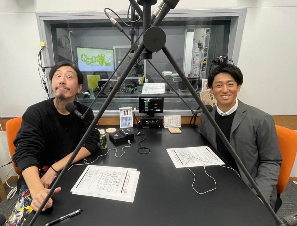 冨永ボンドさんのインスタグラム写真 - (冨永ボンドInstagram)「今日はラジオ番組収録  『冨永ボンドのRADIOボンドバ』  ゲストは、サガン鳥栖の元選手、サガン・リレーションズ・オフィサーの高橋義希さん。  番組放送452回目で初めてのスポーツ選手のゲスト様！ トークテーマは夢や地域の話。楽しい時間でした。  金曜夜21時オンエアー。 聴いてください！  No failure in Art.  アートに失敗はない！ 冨永ボンド  #NBCラジオ　 #高橋義希 さん」12月12日 17時30分 - bondgraphics