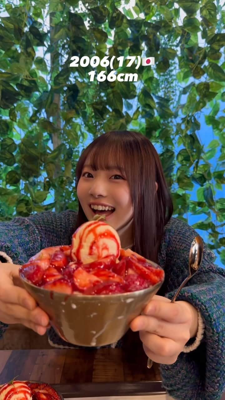 あんのインスタグラム：「新大久保でいちごピンス🍓  冬でもかき氷🍧🍧🍧🍧🍧 冬こそかき氷🍧🍧🍧🍧🍧  みんなかき氷何色が好きー？？？  #jk #制服 #制服コーデ #ベイビーチャンネル #高校生 #女子高生 #06 #学校 #student #school #고등학생 #여고생 #더면상 #유니폼 #학교 #ootd #fashion #데일리 #셀카 #오오티디 #일본 #일본인 #여고생 #japanesegirl #고등학생 #여고생 #新大久保グルメ #ピンス #新大久保 #新大久保カフェ #新大久保食べ歩き」