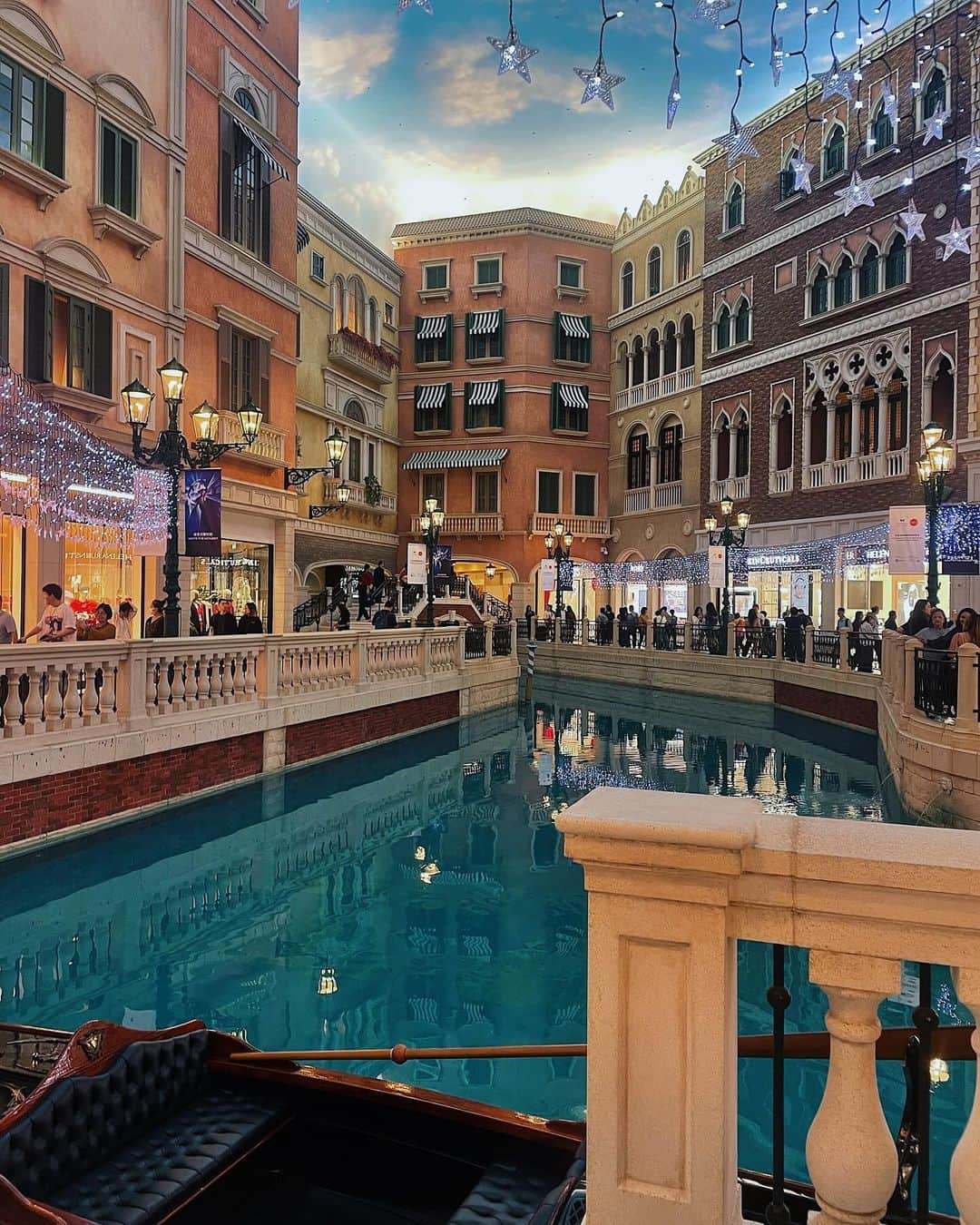 彩希エリナさんのインスタグラム写真 - (彩希エリナInstagram)「Gondola ride at the Venetian🛥️  乗るよねー⚓️www with 見知らぬ中国人と🇨🇳  #macao #venetianmacau #venetianmacao #gondola #travel #macautravel #canal #旅 #旅行 #海外旅行 #マカオ #マカオ旅行 #ヴェネチアン #ベネチアン #ベネチアンマカオ #ゴンドラ #ヴェネチアンマカオ #水の都 #運河 #ショッピングセンター #5つ星ホテル #澳門威尼斯人酒店 #🇲🇴」12月12日 17時36分 - erina_saiki