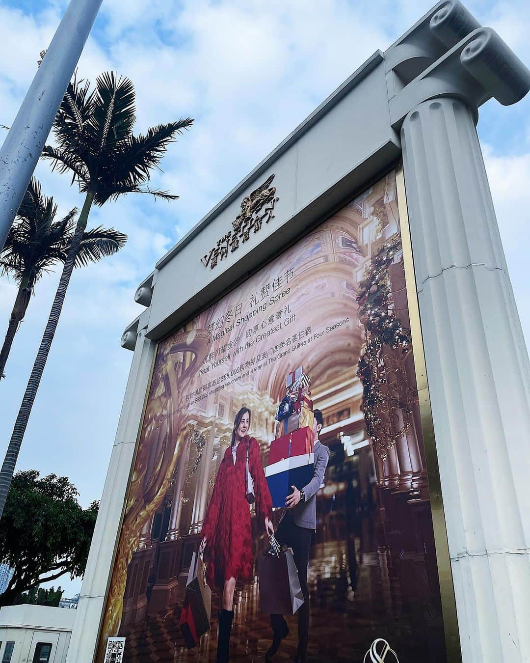 彩希エリナさんのインスタグラム写真 - (彩希エリナInstagram)「Gondola ride at the Venetian🛥️  乗るよねー⚓️www with 見知らぬ中国人と🇨🇳  #macao #venetianmacau #venetianmacao #gondola #travel #macautravel #canal #旅 #旅行 #海外旅行 #マカオ #マカオ旅行 #ヴェネチアン #ベネチアン #ベネチアンマカオ #ゴンドラ #ヴェネチアンマカオ #水の都 #運河 #ショッピングセンター #5つ星ホテル #澳門威尼斯人酒店 #🇲🇴」12月12日 17時36分 - erina_saiki