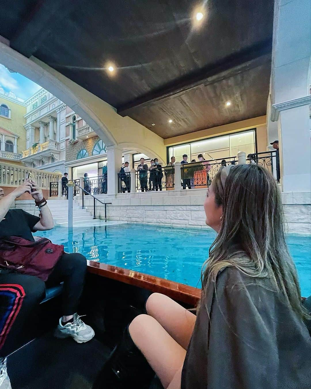 彩希エリナのインスタグラム：「Gondola ride at the Venetian🛥️  乗るよねー⚓️www with 見知らぬ中国人と🇨🇳  #macao #venetianmacau #venetianmacao #gondola #travel #macautravel #canal #旅 #旅行 #海外旅行 #マカオ #マカオ旅行 #ヴェネチアン #ベネチアン #ベネチアンマカオ #ゴンドラ #ヴェネチアンマカオ #水の都 #運河 #ショッピングセンター #5つ星ホテル #澳門威尼斯人酒店 #🇲🇴」