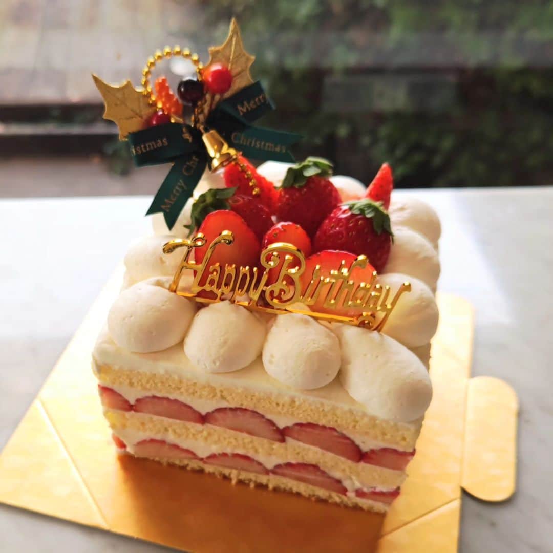 藤森夕子さんのインスタグラム写真 - (藤森夕子Instagram)「今日は、ショートケーキ🎂のレッスンに行ってきました(^^) ちょうどHappybirthday to me♡自分のためのショートケーキ(*^^)v 試食の時、みなさんにハッピーバースデーを歌っていただいちゃいました！ どうもありがとうございました🙏✨ #誕生日#誕生日ケーキ #ショートケーキ#手作りケーキ #いちごスイーツ #いちごのショートケーキ #スイーツ」12月12日 17時37分 - yukofujimori2525