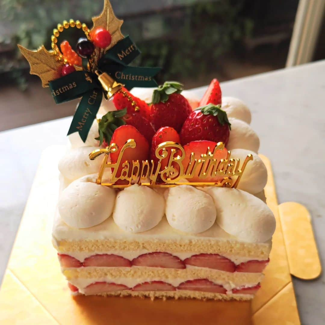 藤森夕子さんのインスタグラム写真 - (藤森夕子Instagram)「今日は、ショートケーキ🎂のレッスンに行ってきました(^^) ちょうどHappybirthday to me♡自分のためのショートケーキ(*^^)v 試食の時、みなさんにハッピーバースデーを歌っていただいちゃいました！ どうもありがとうございました🙏✨ #誕生日#誕生日ケーキ #ショートケーキ#手作りケーキ #いちごスイーツ #いちごのショートケーキ #スイーツ」12月12日 17時37分 - yukofujimori2525