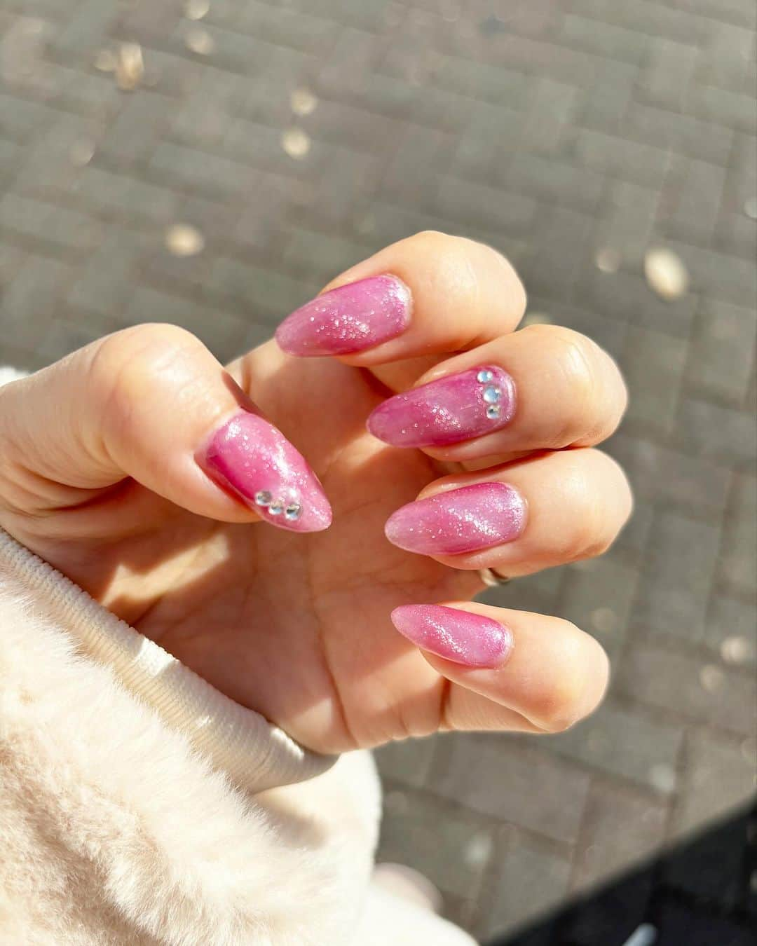 Arisa Nanaseのインスタグラム：「全色統一してみた💅マグネットネイルがめちゃくちゃ可愛い😍 マネしてね🩷 #ネイル　#ピンクネイル　#秋ネイル　#冬ネイル　#クリスマスネイル　#マグネットネイル　#美意識向上 #ネイルが好きな人と繋がりたい #12月ネイル　#マグネットピンク」