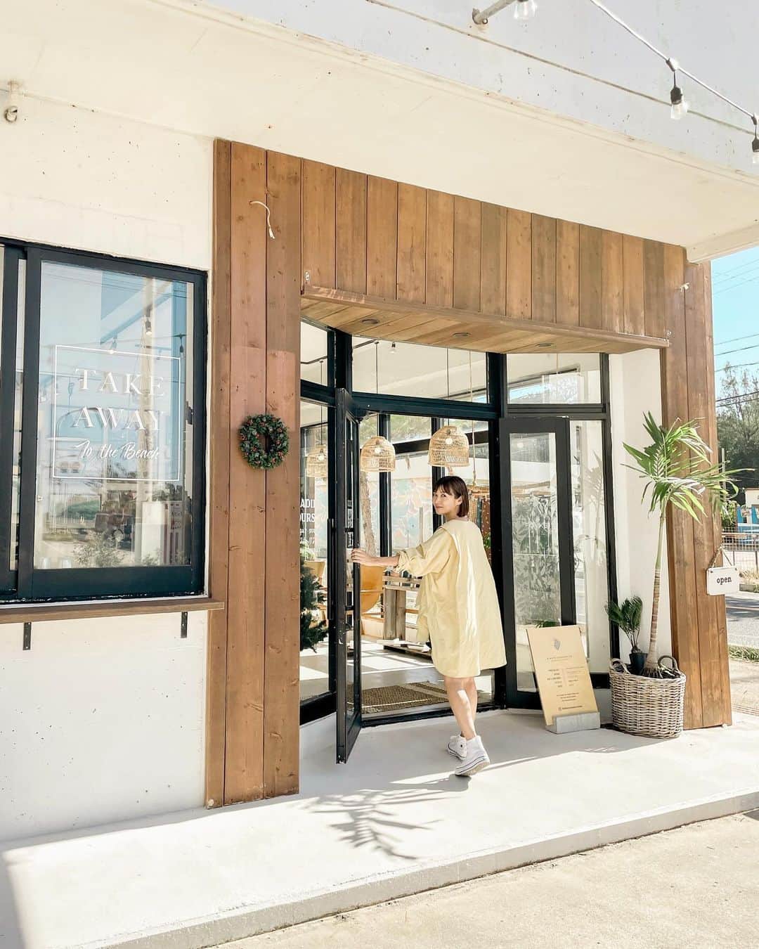 藤崎奈々子のインスタグラム：「. 可愛いお店があるよ！と友達に教えてもらってやって来た @alwayssunshineco.okinawa  ドライブ中あのお店可愛いー♡と話していたらここでした 外から見ても可愛いんだな ・ お店の中は、素敵な写真とお洋服で溢れていて好みすぎ！ 特にATSUSHI SUGIMOTOさんの写真が素敵で、ずーっと見てしまった…  お洋服も可愛くて、夏に来てたら爆買いしていた予感 (夏っぽいお洋服だったので、欲しかったけど今回は眺めていた) ・ カフェもあって、チャイを頼んだらアッサリ風味でめっちゃ美味しかった！ 恩納村方面へ行ったらぜひ遊びに行ってみてね 店員さんもオシャレで素敵だったよ ＿＿＿＿＿＿＿＿＿＿＿＿＿＿＿ ALWAYS SUNSHINE  住所　沖縄県国頭郡恩納村瀬良垣７０６−１７ ハイアットリージェンシー瀬良垣近く ＿＿＿＿＿＿＿＿＿＿＿＿＿＿＿ ・ #小旅行 #旅行好き #旅行好き女子 #大人旅 #カメラ旅 #女子旅 #国内旅行 #ナナタビ #ナナコタビ #大人の絶景旅 #沖縄旅行 #沖縄カフェ #沖縄観光 #沖縄旅 #恩納村 #恩納村カフェ #alwayssunshine #japantravel #japantrip #okinawa」