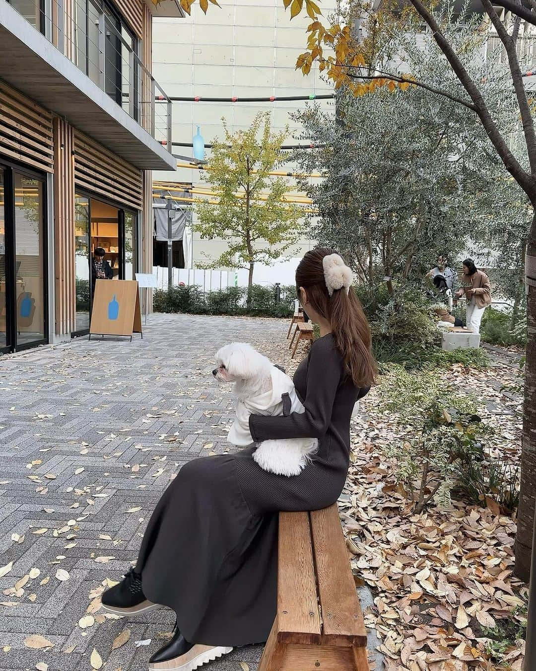 黒田莉来さんのインスタグラム写真 - (黒田莉来Instagram)「お久しぶりに渋谷のブルーボトルへ☕️🍂  いつもは緑いっぱいなのに枯れ葉が散っていて 冬のブルーボトルになってた☺️♡  one-piece @proportionbodydressing  shoes @stellamccartney   #pr#proportionbodydressing #プロポーションボディードレッシング #プロポ #PBD#低身長コーデ#152cm」12月12日 17時47分 - kuroda_tomatochan