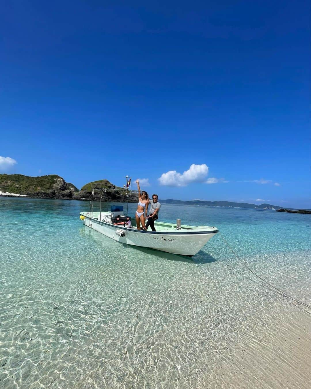 NAHOさんのインスタグラム写真 - (NAHOInstagram)「慶良間諸島🏝️無人島  #モカラク島 #ムカラク島 . . 座間味2年目にして初めて足を踏み入れられた地🌏 『モカラク島』 正式名称『ムカラク島』 慶留間島よりも下に位置するこの美しい小さな無人島🏝️ . この島に辿り着くまでの海道の美しさも、 この日のお天気に恵まれた最高に気持ちいい空気も、 海がぜんぶ鏡だったベタ凪の景色も、 ぜったい忘れられなくって全部心に深く刻まれてる♡ . . モカラク島を少し歩くとね、 そこには秘境✨天然の大プールが広がっていたの‼️ 美しすぎてここにいる事が幸せすぎてとんでもなく感動した場所なんだっ🌏🙏 自然が作り出した美しい天然プール✨ だーれもいなくて大自然島ごと独り占めした🥹 気持ち良すぎてとけた〜〜🥹♡ なかなか行く事が難しいこのモカラク島に なほが行けたタイミングもほんとに奇跡すぎたし、 連れて行ってくれただいだい大好きなゆきぼーさん🦈 いつもたくさんの経験と景色を見せてくれて本当にありがとう🙏♡ @heartland_zamami ⚓️ @takaship222 🧞‍♂️ @eri_shimpo 🧞‍♀️ . . 地球って素晴らしいって美しいってみんなに伝われ〜🩵 . . #NAHO #nature #naturephotography #photo #islandlife #beachlife #okinawa #zamami #zamamiisland #beautifullife #photographer #沖縄 #座間味 #モカラク島 #秘境の地 #無人島 #沖縄移住 #島暮らし #離島 #離島暮らし #海のある生活 #海が好き #写真で伝えたい私の世界 #自然 #美しい景色 #ケラマブルー  #フォト #美しい世界」12月12日 17時43分 - naho25__kai_noa