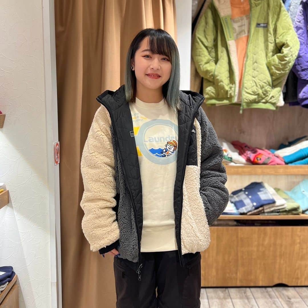 Laundry ランドリーさんのインスタグラム写真 - (Laundry ランドリーInstagram)「"リバボア"の季節がやってきた❄️  LAUNDRY冬の名品、リバーシブルボアブルゾン！ この冬おすすめの着こなしをLAUNDRYスタッフがご紹介します✨  1枚目：なんばウォーク店 @laundry_nambawalk K（173cm） パープル×ブラックの組み合わせでカジュアル過ぎないリバボアコーディネートに。ボアがグレーなので暗く重たい印象にならず、ロンT1枚でも十分暖かいところがリバボアの魅力！  2枚目：セレオ国分寺店 @laundry_kobunji かすみちゃん（145cm） 少し上級者向けなマルチカラーもシンプルなアイテムと合わせると◎スウェットの 洗濯機で洗われるBOYくん人形も見せてLAUNDRYコーデをアピール！  3枚目：アミュプラザ鹿児島店 @laundry_kagoshima ゆうき（160cm） たくさんあるリバボアの魅力のひとつ、 "リバーシブル"なところ☆その日の気分で2パターン楽しめます。リバボア×ニット切り替えとスカートで女性らしいやわらかいシルエットに♪  4枚目：名古屋セントラルパーク店 @laundry_town RENぴょん（153cm） もうひとつのリバボア、スタンドver！今年のリバボアはシルエットにこだわっているので大きめサイズを着ても肩回りが大きくなりすぎずかわいく着られます☆寒くなったら上までを閉めると首もしっかりあたためてくれます◎  カラーやサイズによっては残りわずか…！ 今すぐお近くのお店またはオンラインストアをチェック✅  ＿＿＿＿＿＿＿＿＿＿＿＿＿  詳しいお知らせはプロフィールから ブランドサイトをチェック🧐 ⇒ @laundry_official  最近GETしたアイテムや過去のアイテム・ノベルティなど #laundry038 を付けて投稿すると、 LAUNDRYブランドサイトや、オンラインストアにも掲載されます👍❣  また、LAUNDRY公式インスタグラムでもご紹介させていただきますので 是非皆さまご投稿宜しくお願いします✨  #laundry038 #ランドリー #リバボア #リバーシブルボアブルゾン #ボア  #アウター #冬アウター #冬 #裏毛 #パーカー #スウェット  #ユニセックス #ユニセックスコーデ #コーディネート #ファッション」12月12日 17時45分 - laundry_official