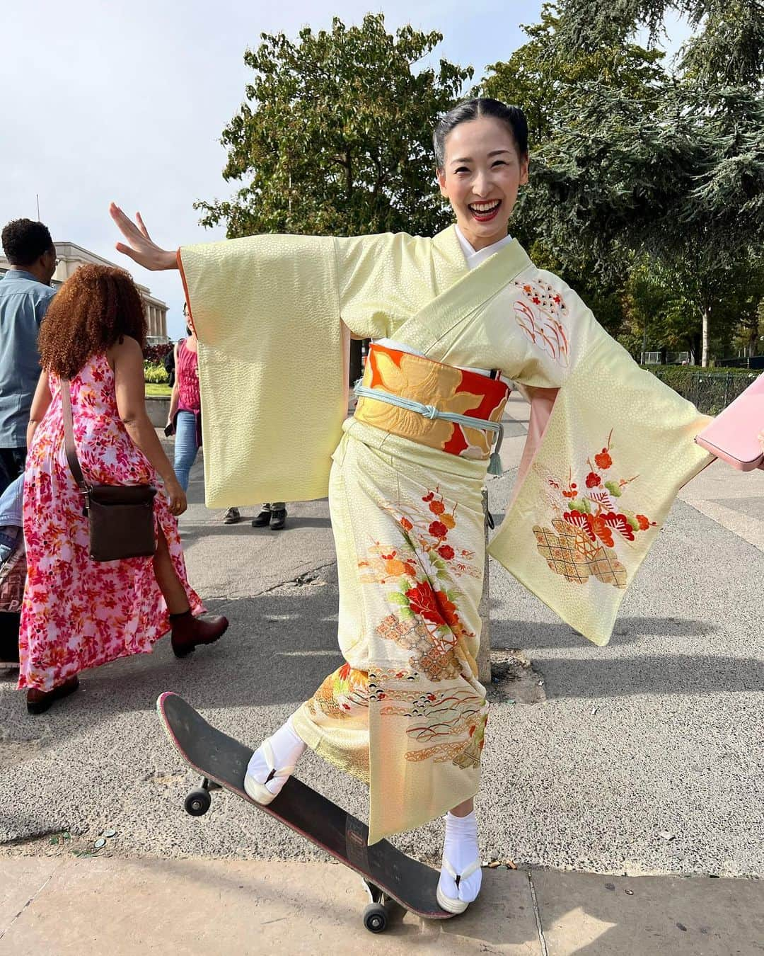 蘭乃はなのインスタグラム：「和樂web公開中！  こちらは母が結納のときに誂えた訪問着。 私の母は三姉妹で、実家には三姉妹の娘時代に誂えた着物がほぼ全部保管されています。 それらの着物を見ていると当時の祖母の母親としての気合いを感じて、その愛に胸が熱くなります。 サラリーマンだった祖父のお給料を大事に貯金して貯金して三人の娘達に誂えた着物。今でも私が着ると必ず「あら素敵ね」と祖母は喜んでくれます。  そんな着物を纏い、パリで過ごしました☺︎ 和樂webの記事はストーリーズorアーカイブmediaからアクセスしていただけます！  着物の色んな魅力が伝わったら嬉しいです☺︎  #和樂 #和樂web  @warakumagazine   #母の着物 #着物 #kimono  #らんの着物」