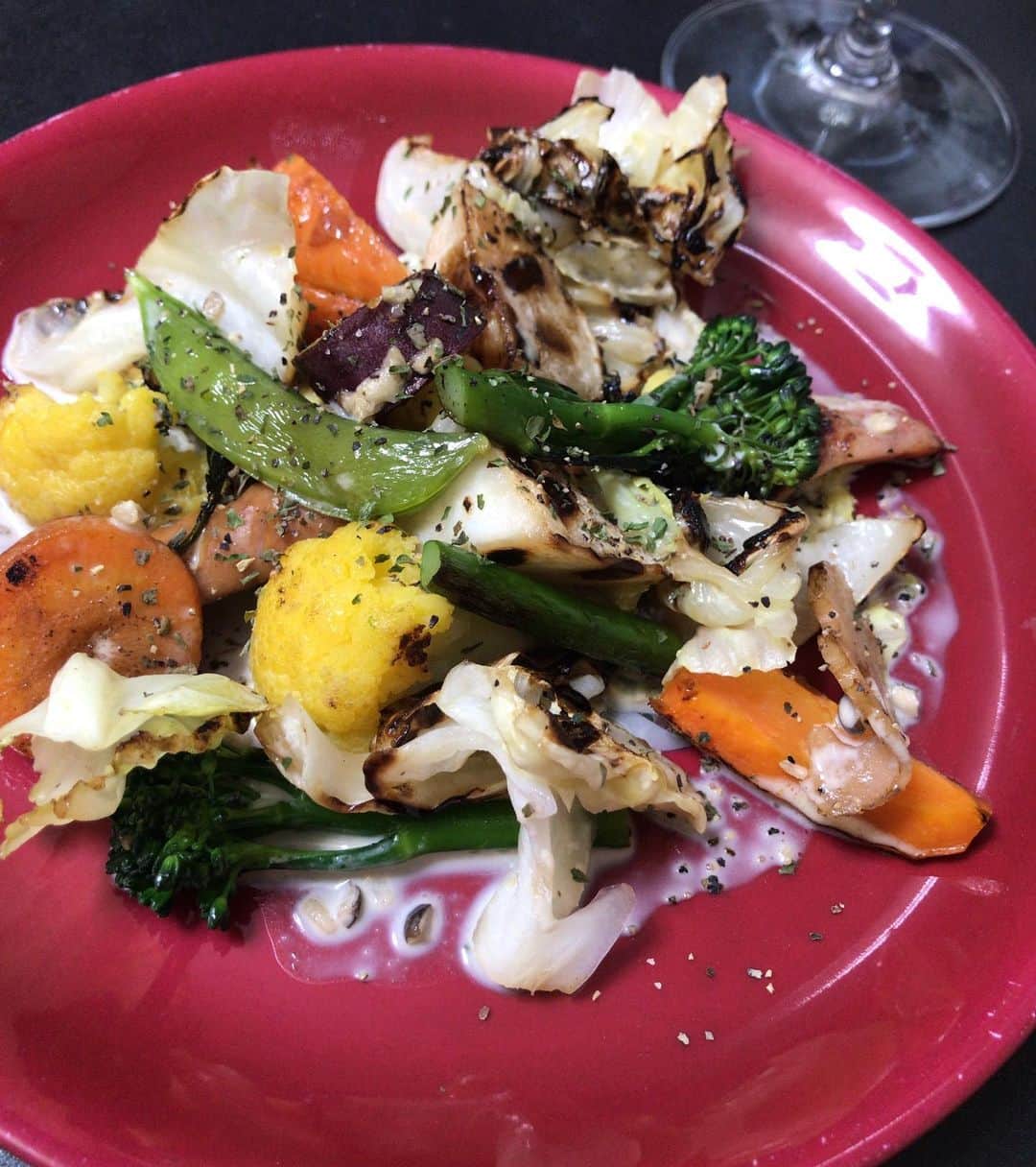小川知子さんのインスタグラム写真 - (小川知子Instagram)「お野菜大好きに❤️  前はお野菜やサラダをあまり食べなかった私。 でも、採れたて新鮮野菜を買うようになってから大好きに。 特にローストするのが好きです。 本来の素材の美味しさが味わえるし、冷たい物が苦手なので毎日スティームしたりローストして戴いています。  インスタントスープの素でアレンジソースを作ったりしてます。いけますよ！  #新鮮野菜 #野菜のロースト #小川知子」12月12日 17時48分 - tomoko_ogawa_