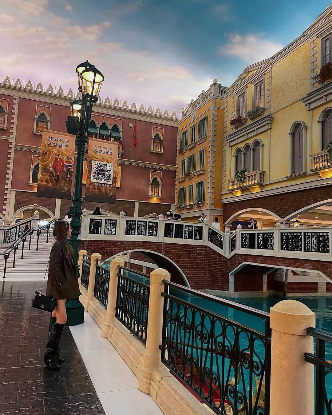 彩希エリナのインスタグラム：「The Venetian Macao🇲🇴  前にも来たけど、ここの雰囲気めっちゃ好きー☺️✨  今回の香港🇭🇰→マカオ🇲🇴は 暖かすぎてほとんどノースリーブで過ごしていた私ですが、 唯一室内で着ていたアウターは、お友達の @laymeesao が作っている @muel_chic の物だよ✨  #macao #macau #macautravel #venetianmacau #venetianmacao #fivestarhotel #shopping #china #travel #traveler #travelphotography #旅 #旅行 #海外旅行 #旅行コーデ #ブラウンジャケット #茶色コーデ #muelchic #ブーツコーデ  #ブーツ女子 #レザーブーツ #🇲🇴」