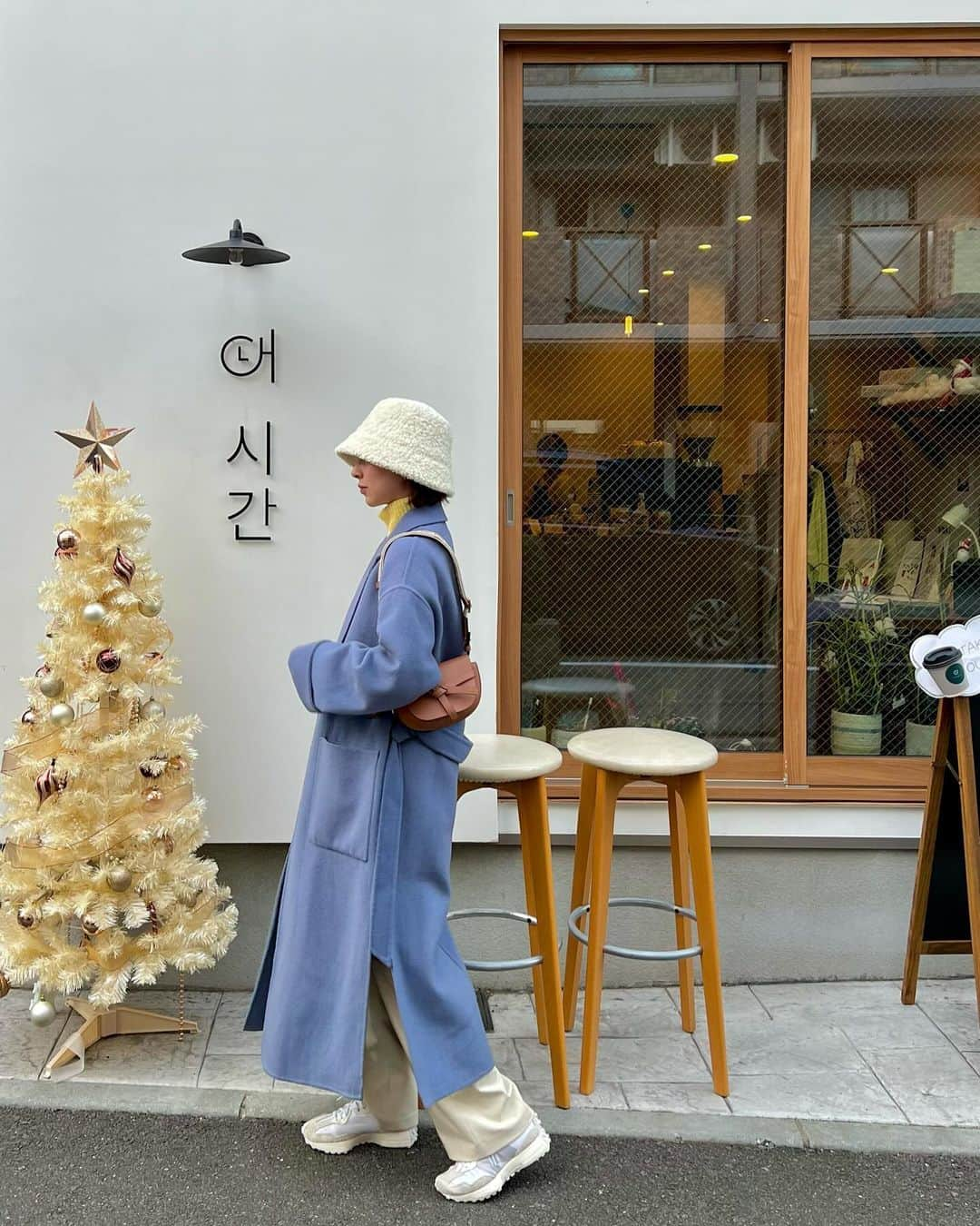 太田江莉奈のインスタグラム：「.  天神にある韓国カペ🇰🇷  クロッフル美味しかったな〜✨ お店の中が可愛すぎた🫶  . .  #天神カフェ#ネジガン #クロッフル#ワッフル #福岡カフェ#韓国カフェ風  #福岡グルメ#渡辺通りカフェ」